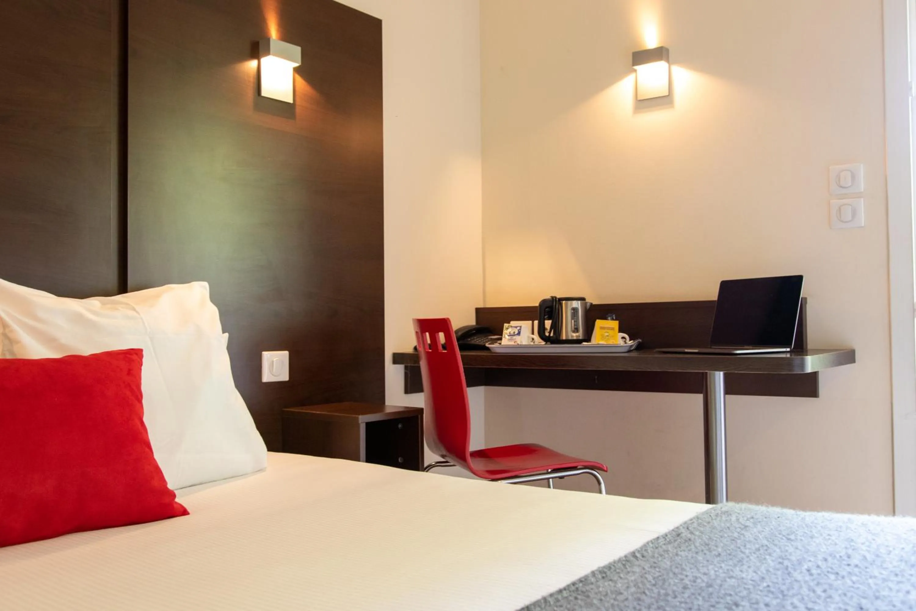 Coffee/tea facilities, Bed in The Originals Boutique, Hôtel Le Cap, Gap Sud