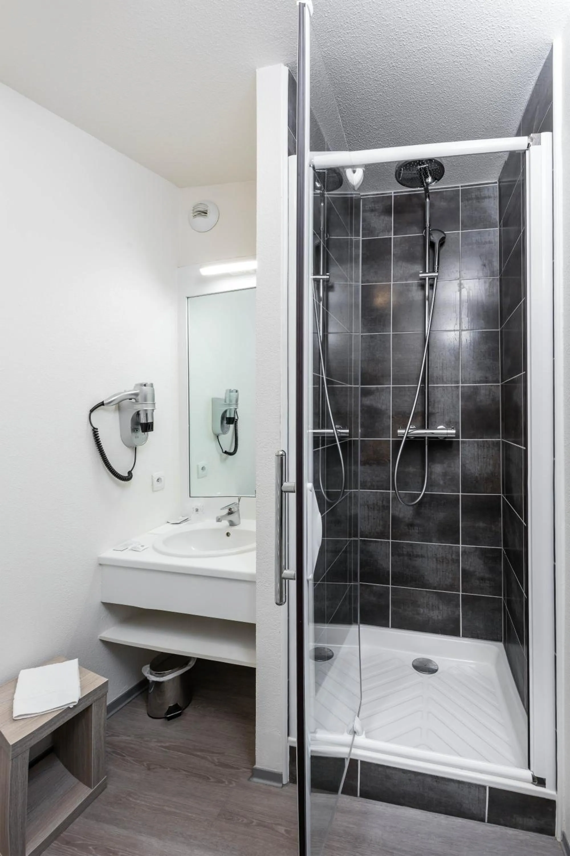 Shower in The Originals Boutique, Hôtel Le Cap, Gap Sud