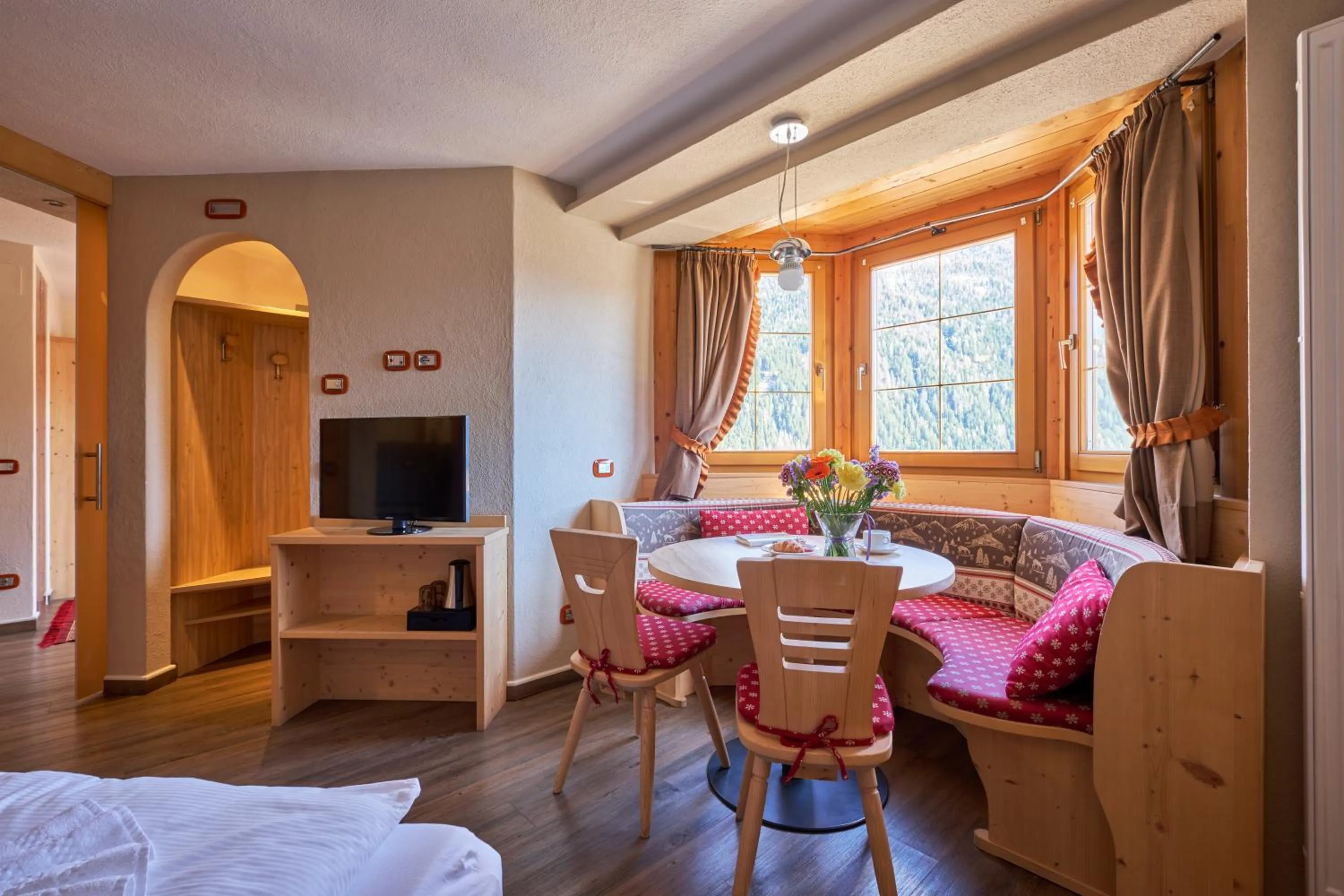 Living room, Bed in Berg Hotel Latemar Spitze