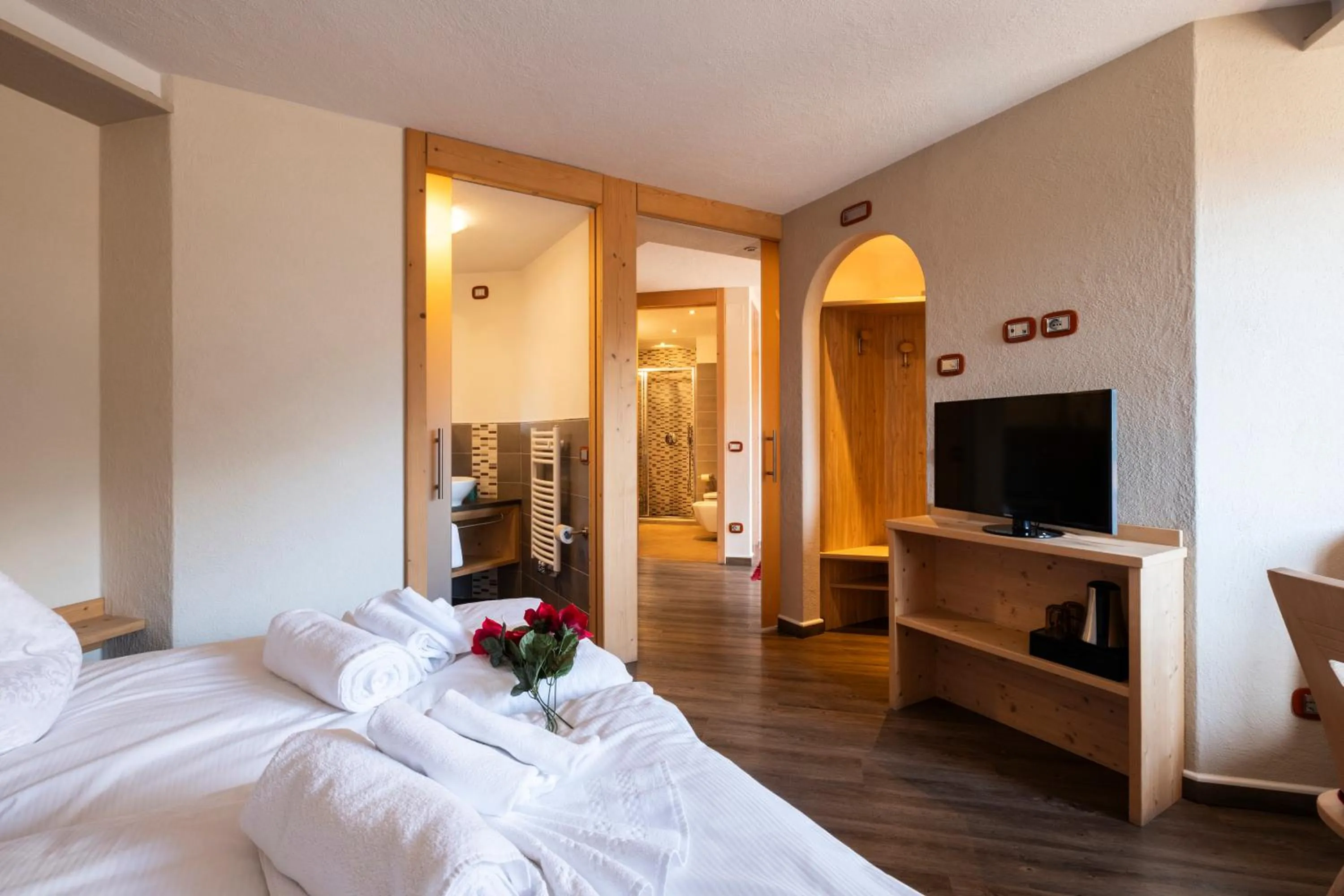 Bedroom, Bed in Berg Hotel Latemar Spitze