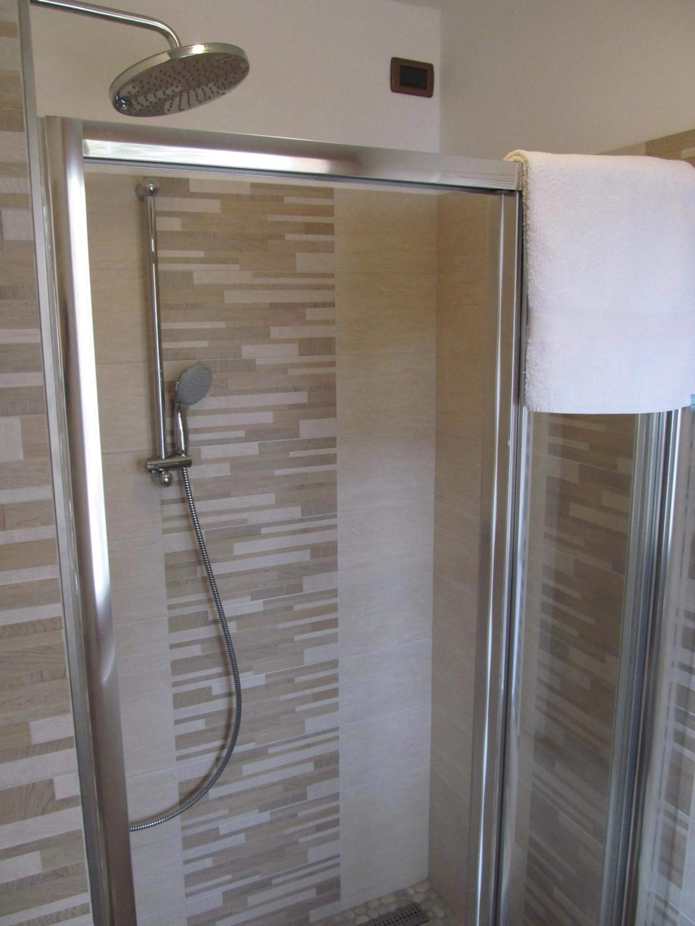 Shower in Berg Hotel Latemar Spitze