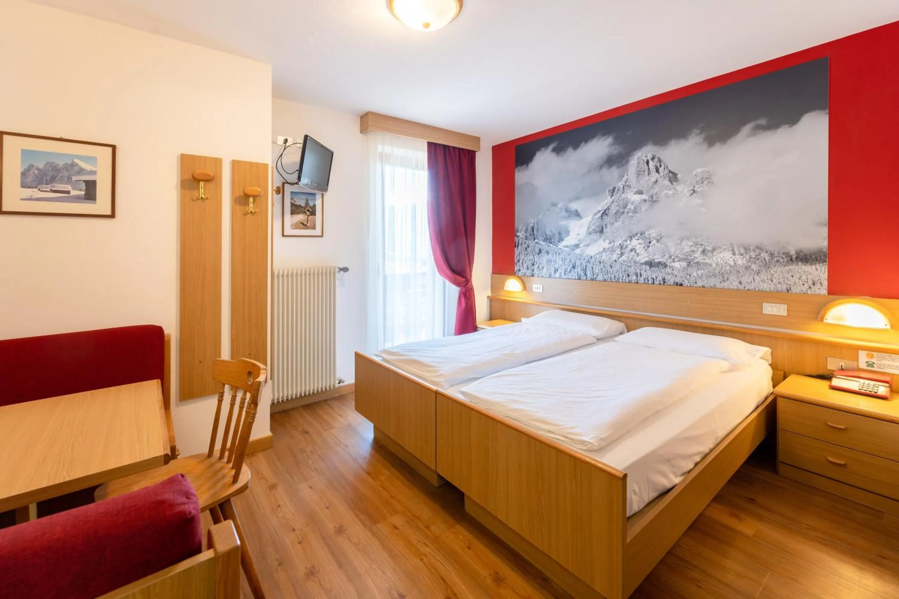Photo of the whole room, Bed in Berg Hotel Latemar Spitze