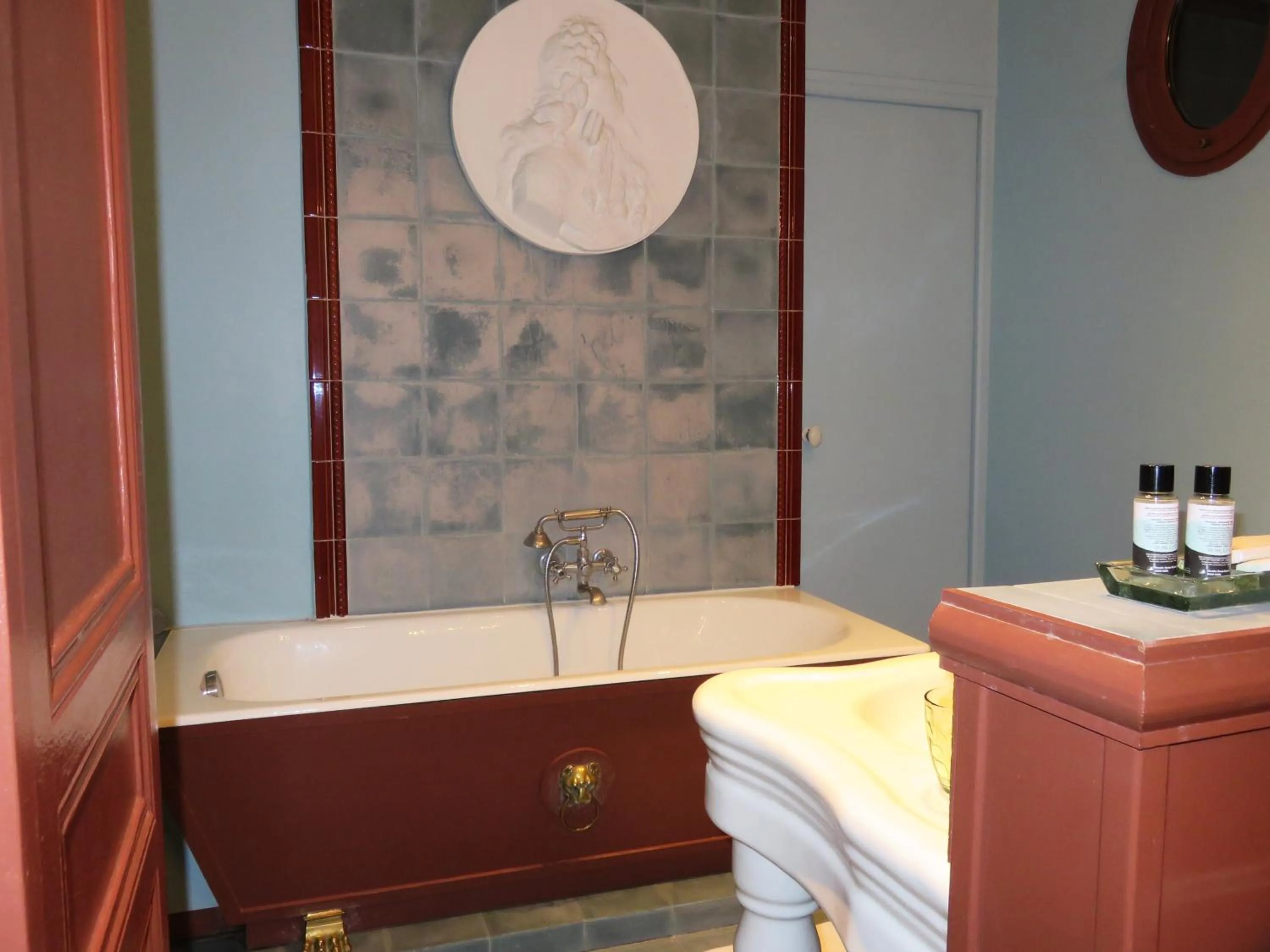 Bath in Hotel Windsor Home