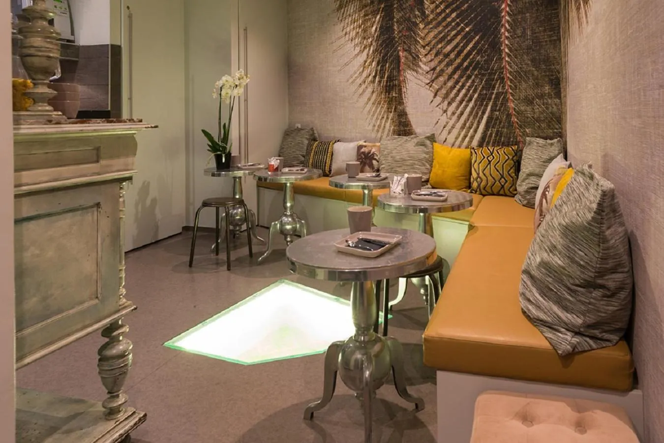 Communal kitchen in 7Art Hotel