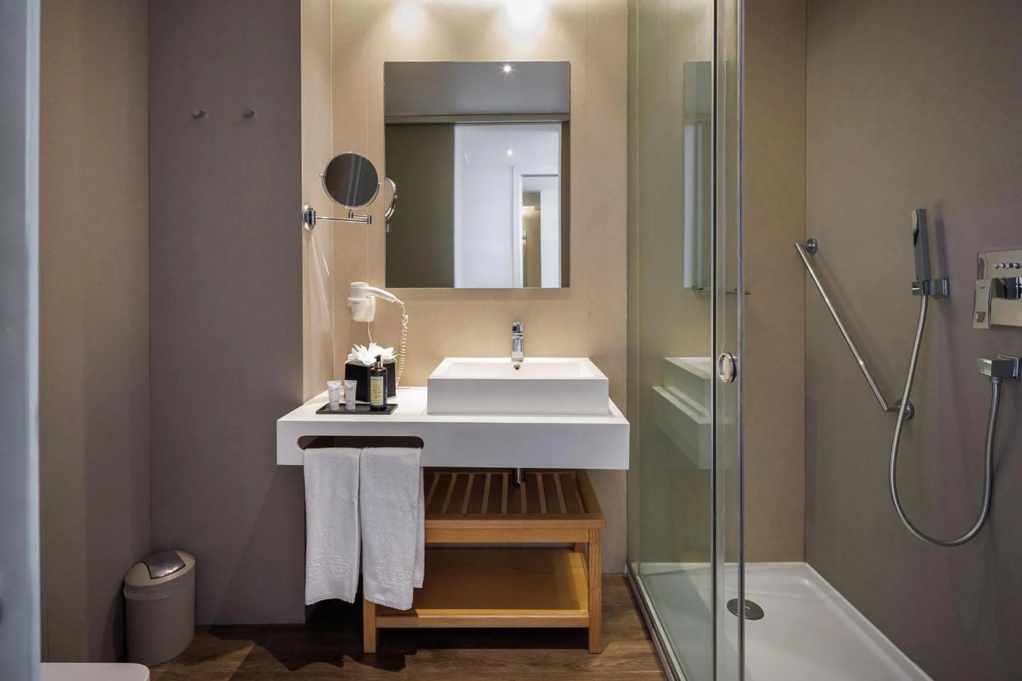 Shower in Jupiter Marina Hotel - Couples & Spa