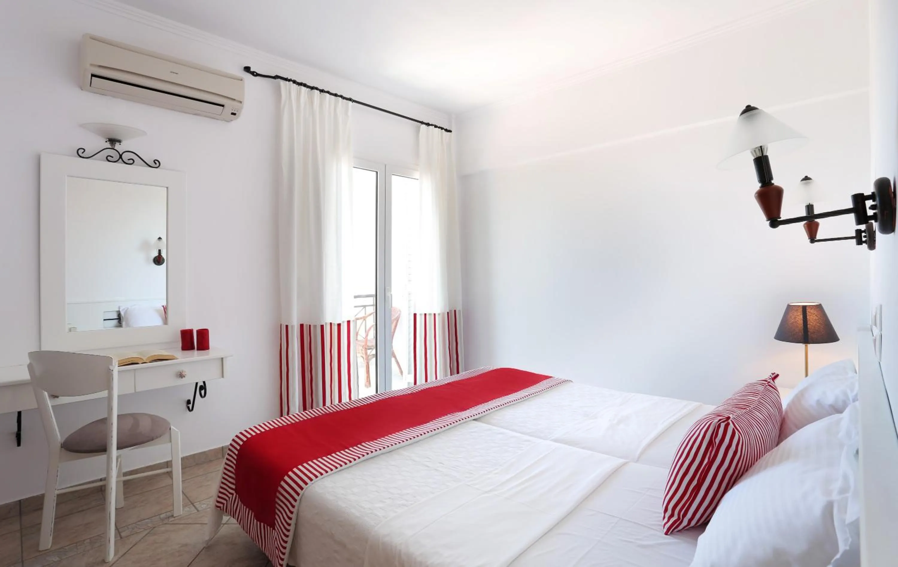 Bedroom, Bed in Iris Beach Hotel