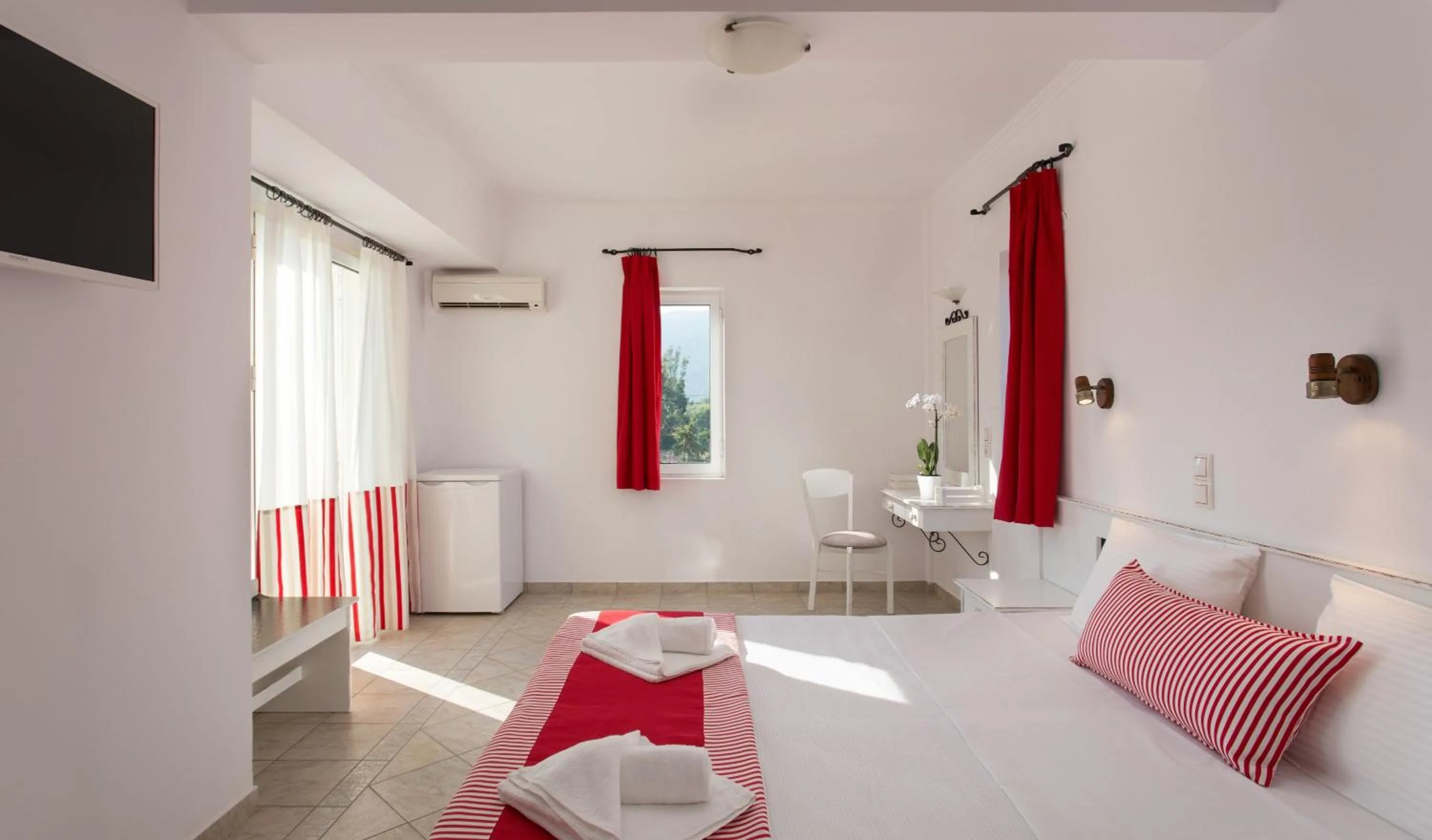 Bedroom, Bed in Iris Beach Hotel