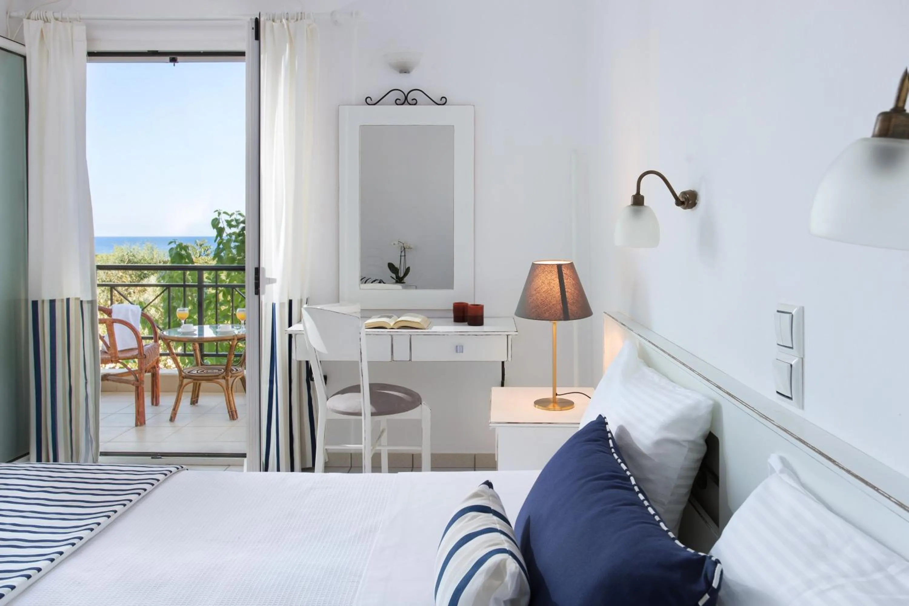 Bedroom, Bed in Iris Beach Hotel