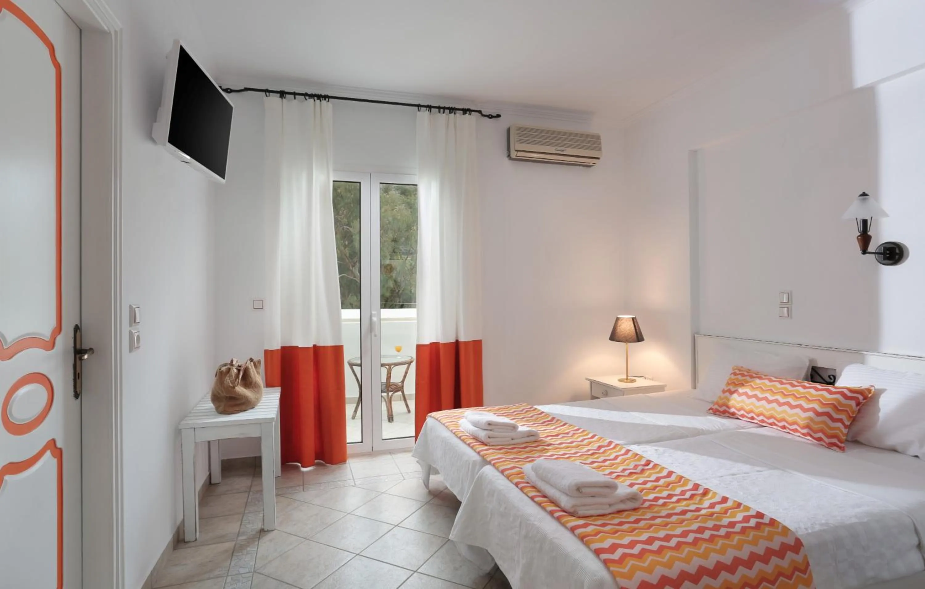 Bedroom, Bed in Iris Beach Hotel