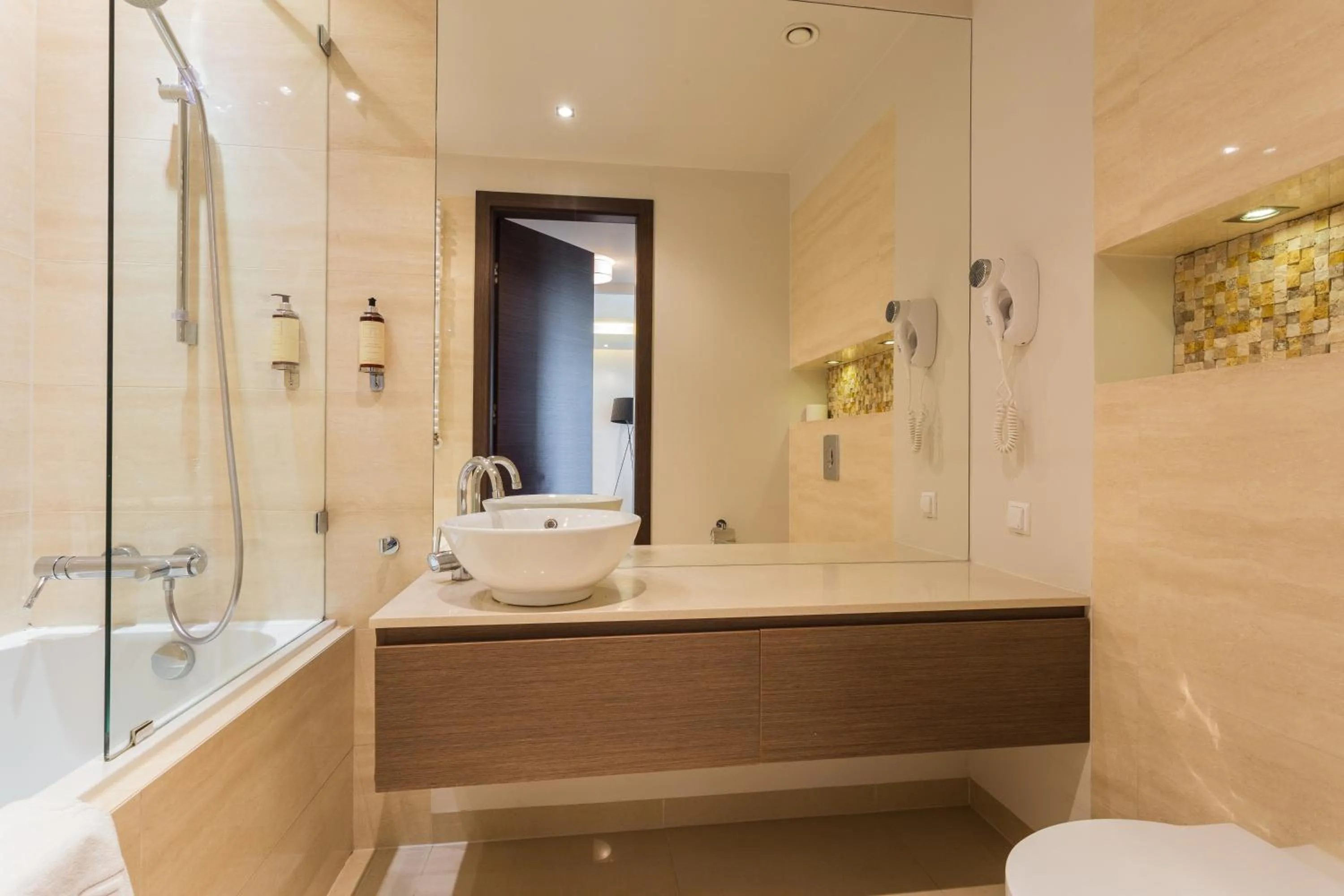 Photo of the whole room in Platinum Residence