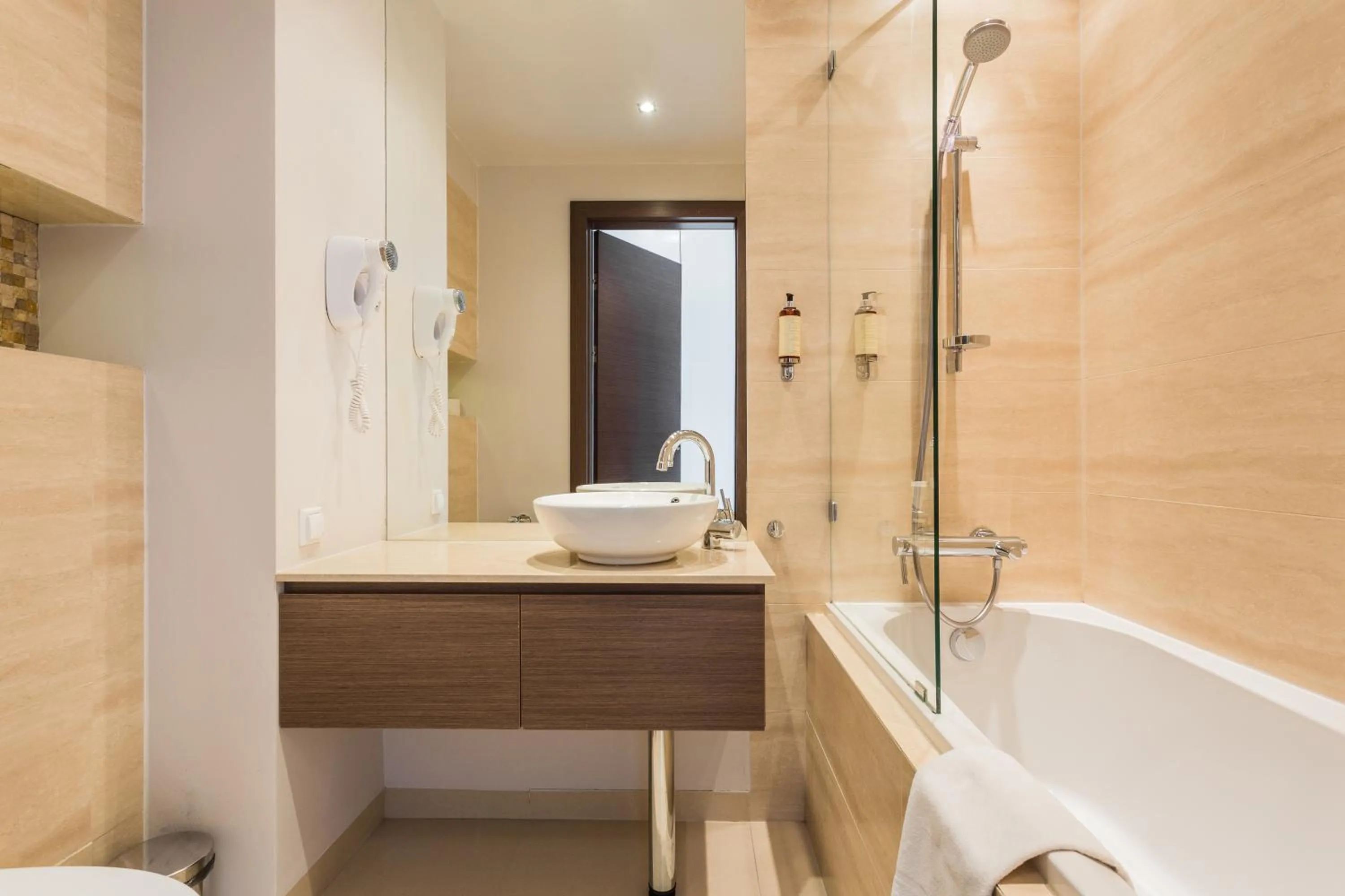 Photo of the whole room in Platinum Residence