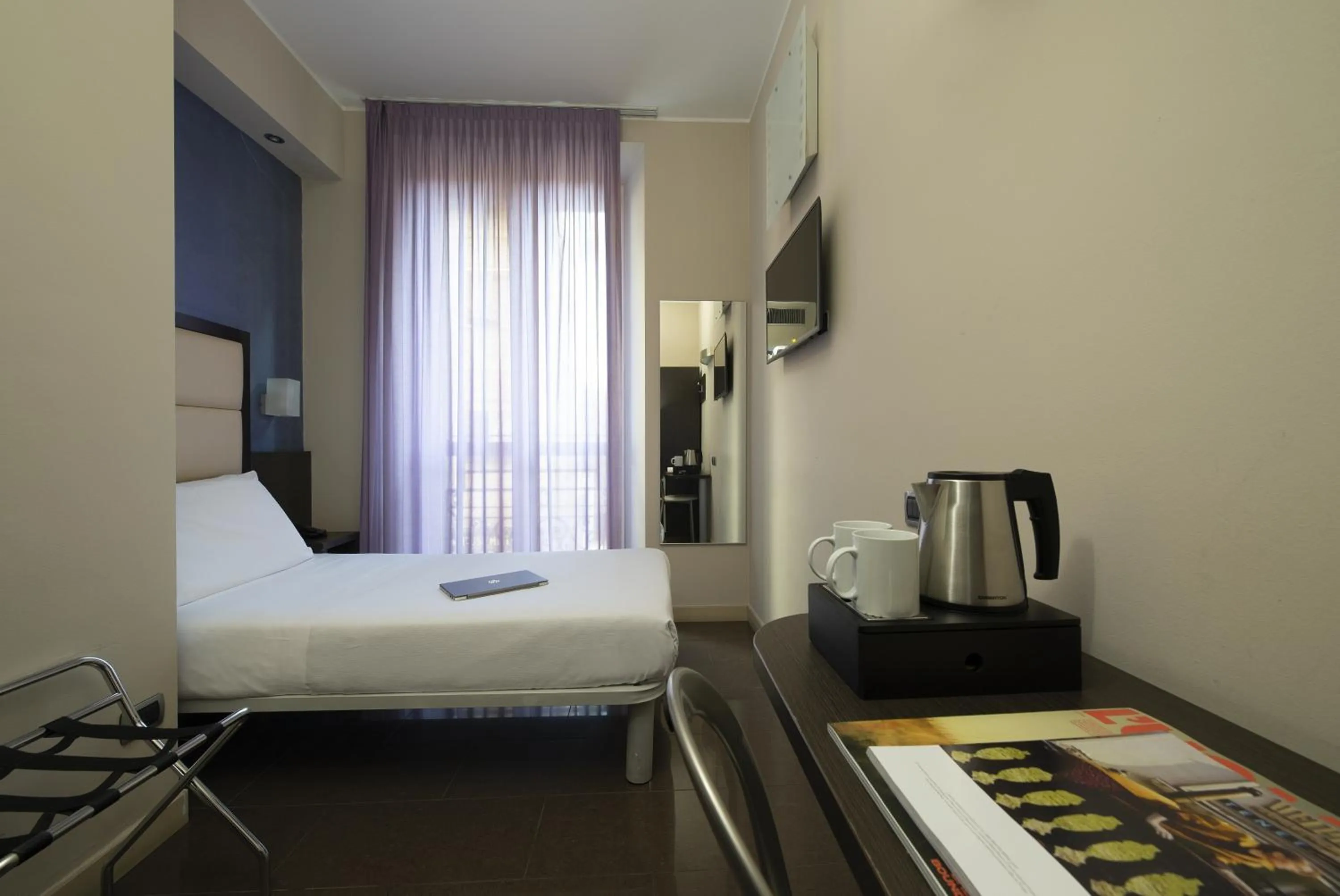 Coffee/tea facilities, Bed in Hotel Five