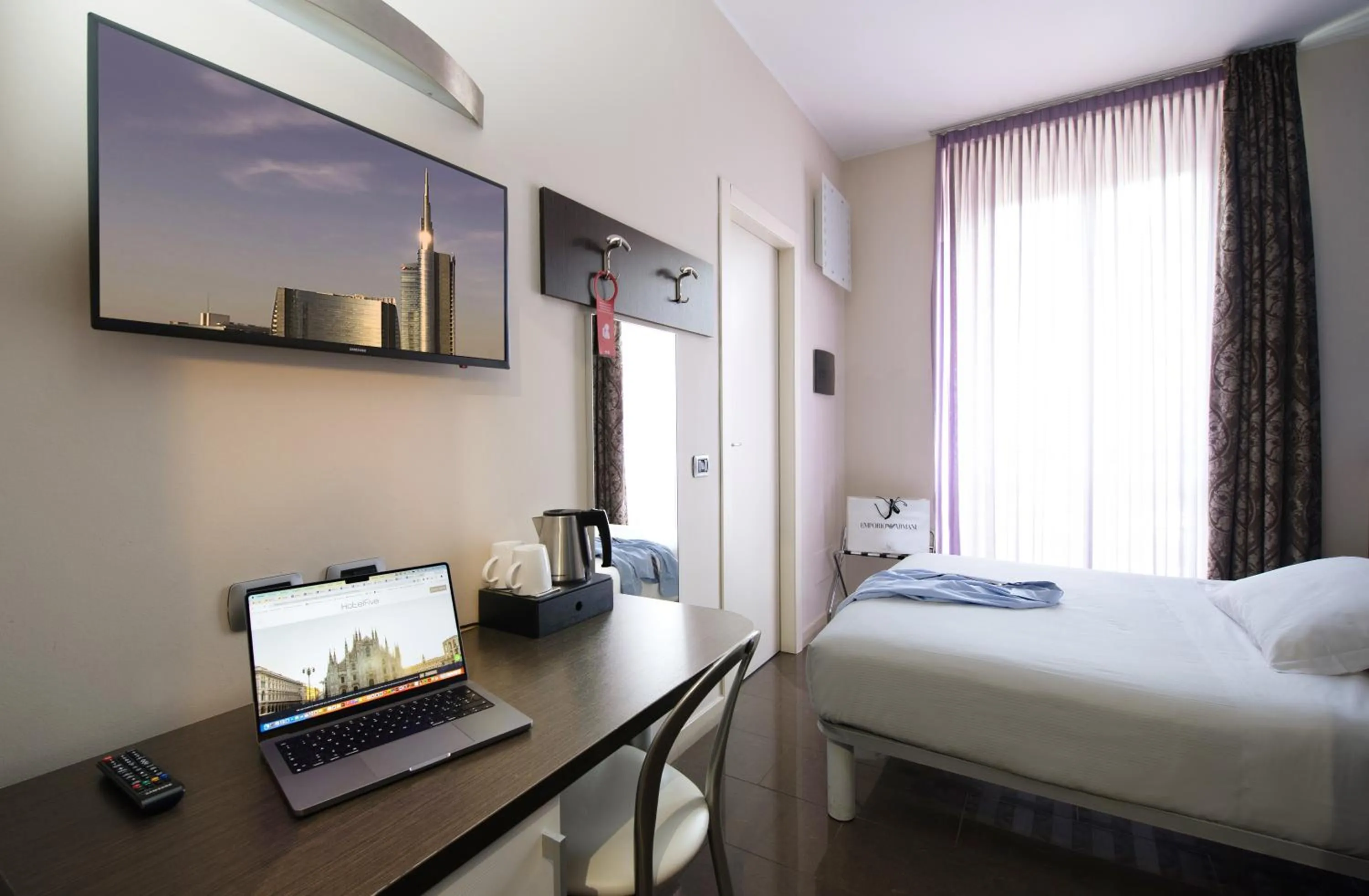 TV and multimedia, Bed in Hotel Five