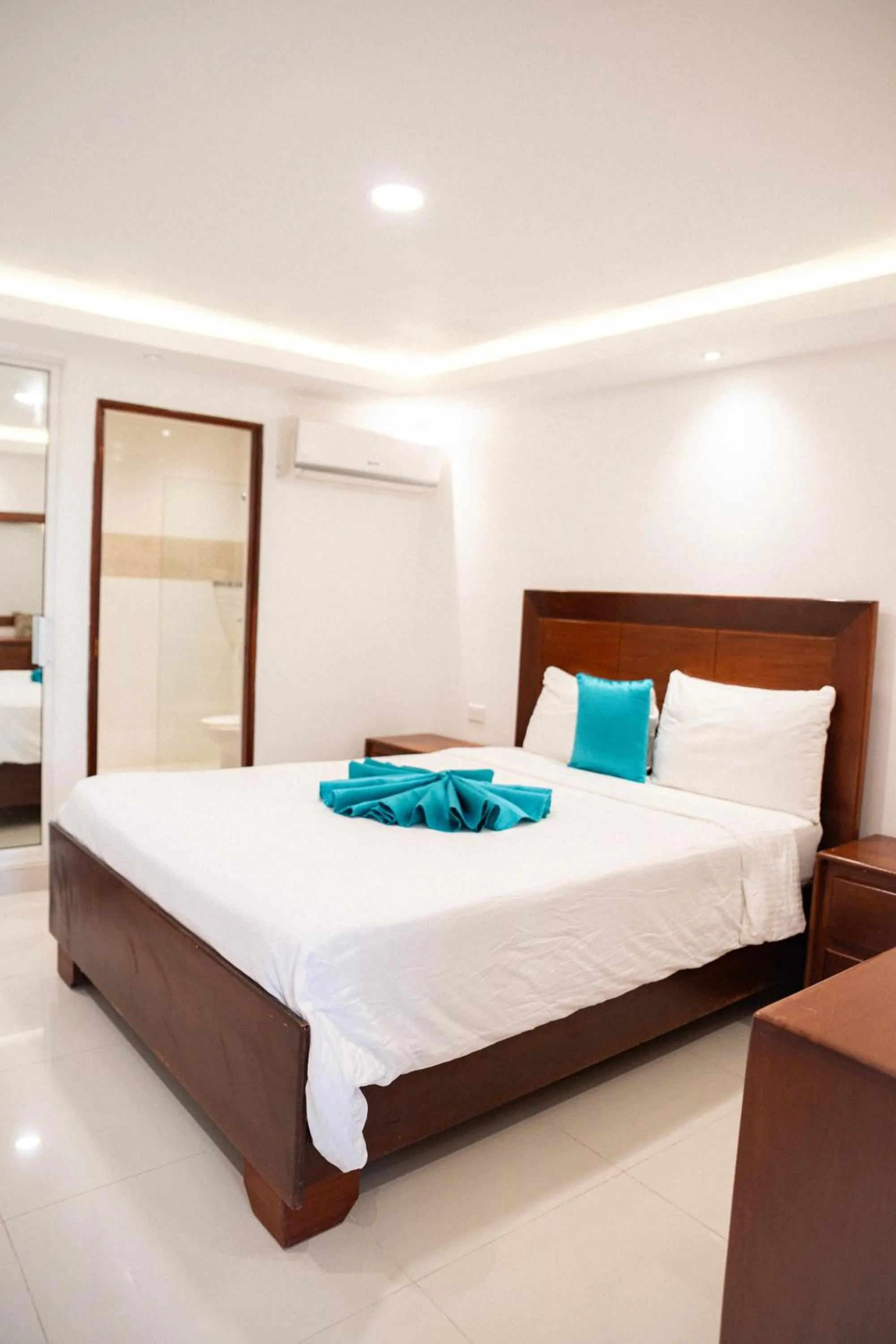 Photo of the whole room, Bed in Cataleya Hotel