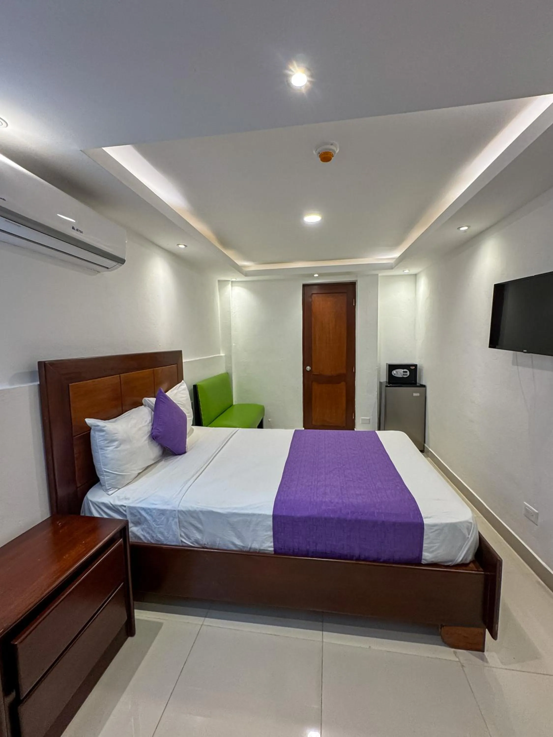 Photo of the whole room, Bed in Cataleya Hotel