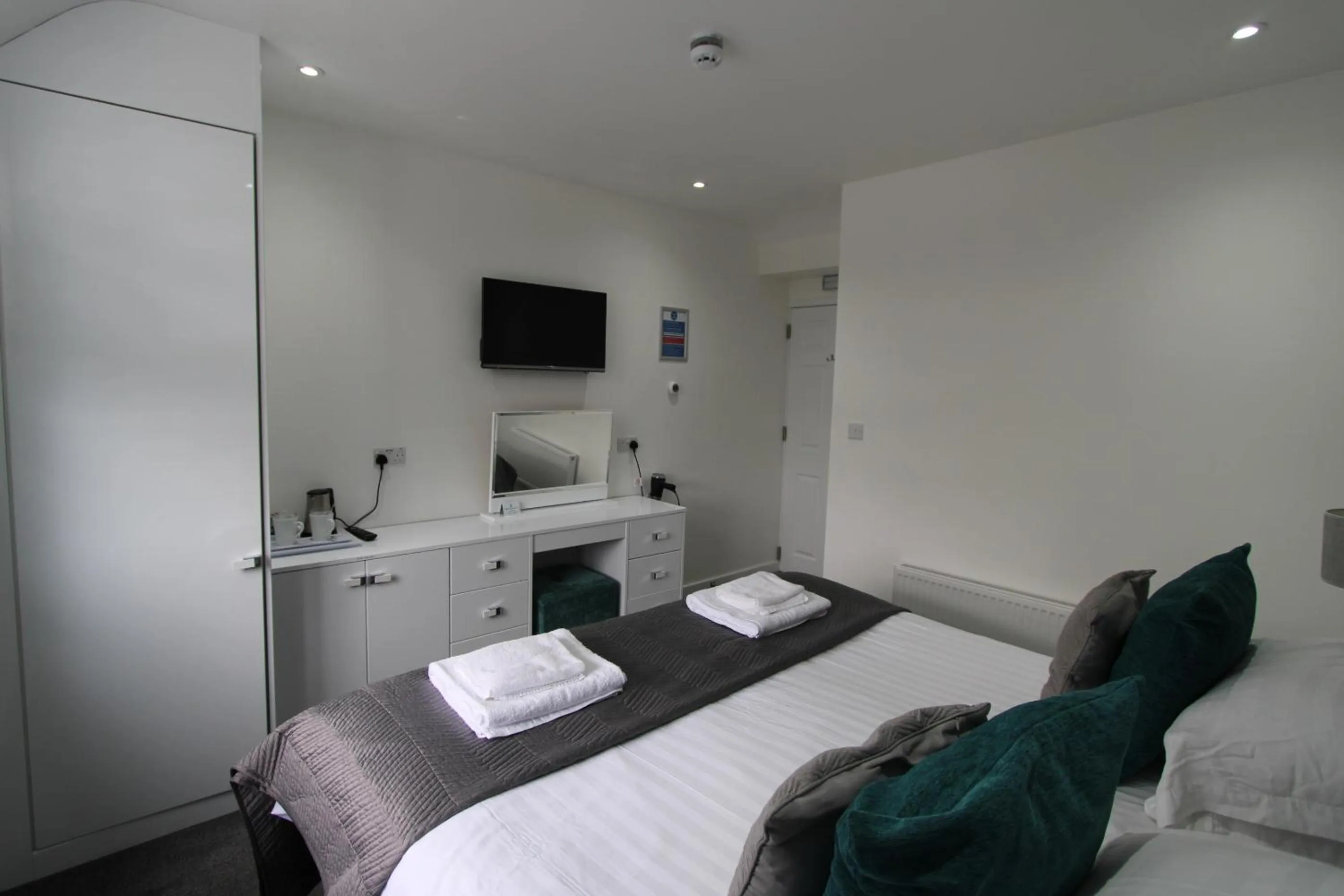 Rose and Crown Hotel & Hope and Anchor Bar