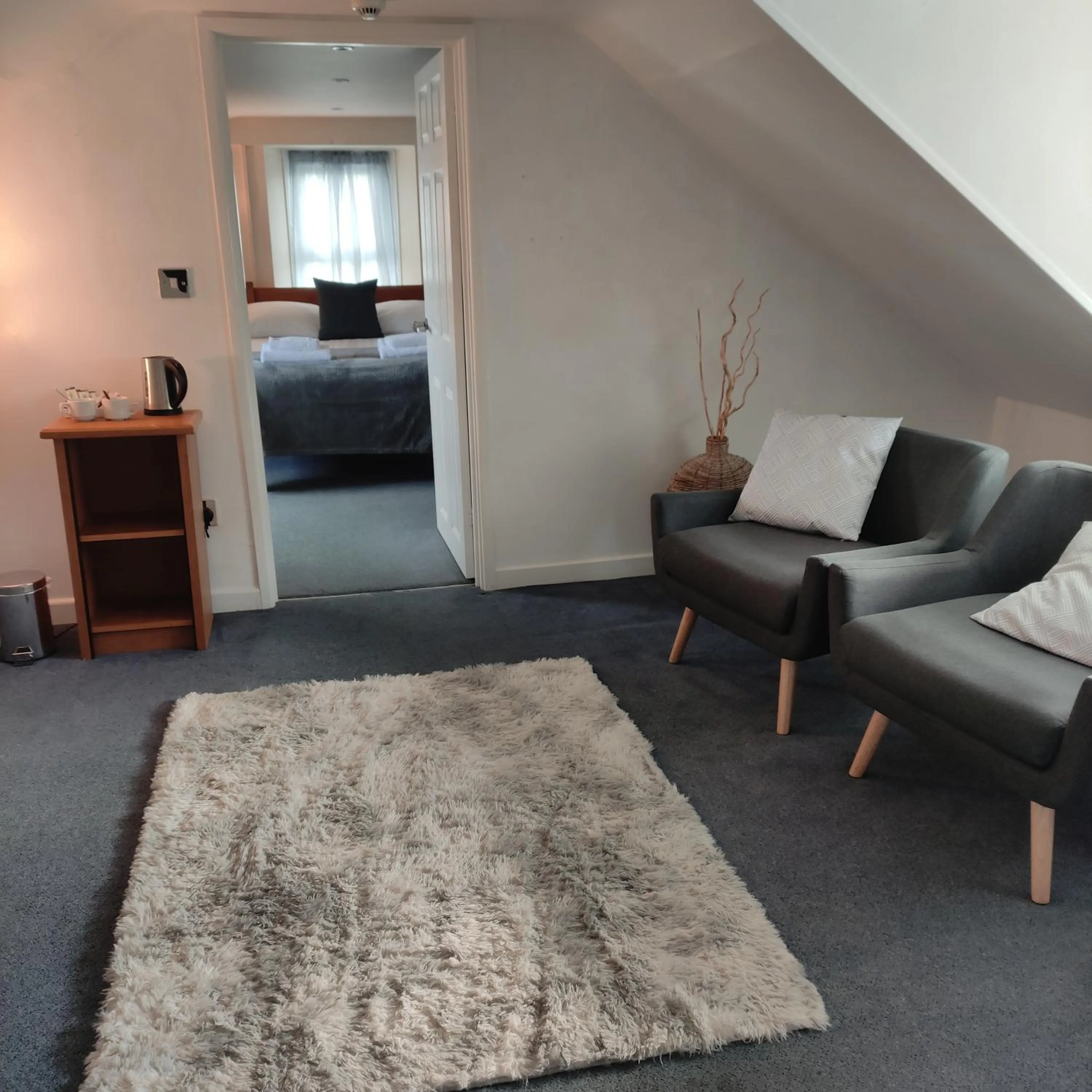 Bed in Rose and Crown Hotel & Hope and Anchor Bar