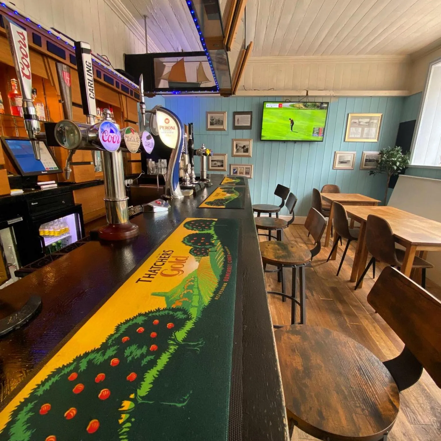 Restaurant/places to eat in Rose and Crown Hotel & Hope and Anchor Bar