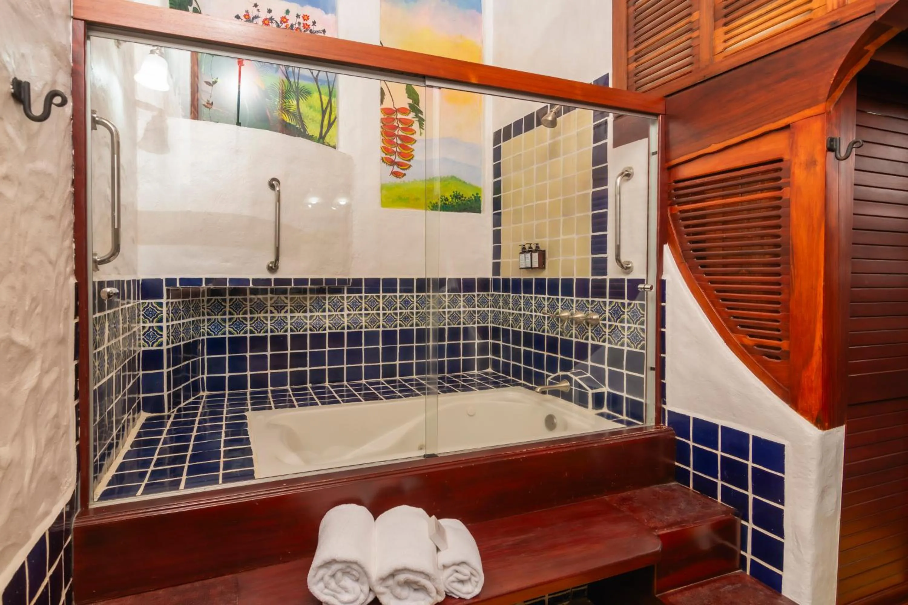 Bath in Finca Rosa Blanca Coffee Farm and Inn
