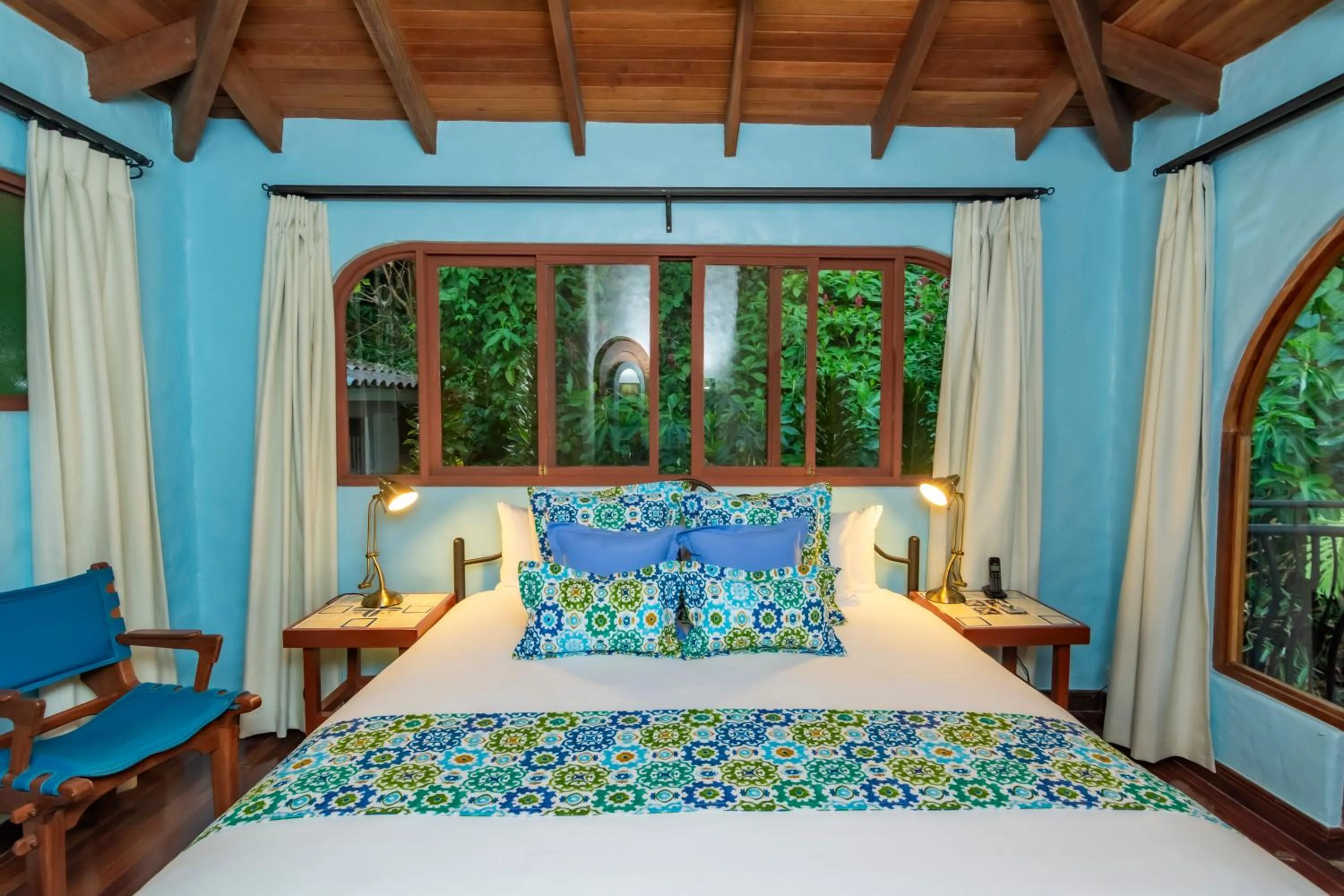 Bed in Finca Rosa Blanca Coffee Farm and Inn