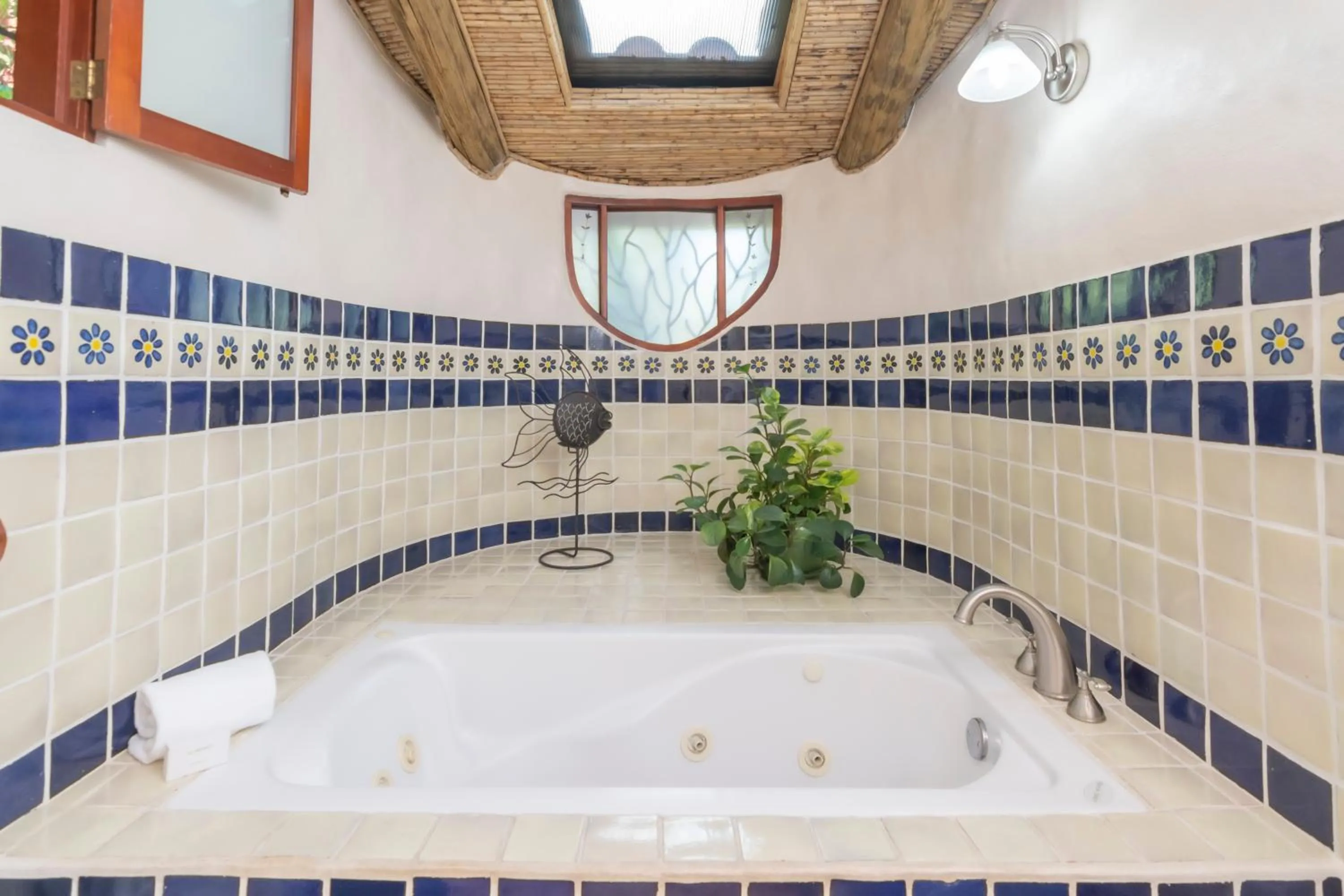 Bath in Finca Rosa Blanca Coffee Farm and Inn