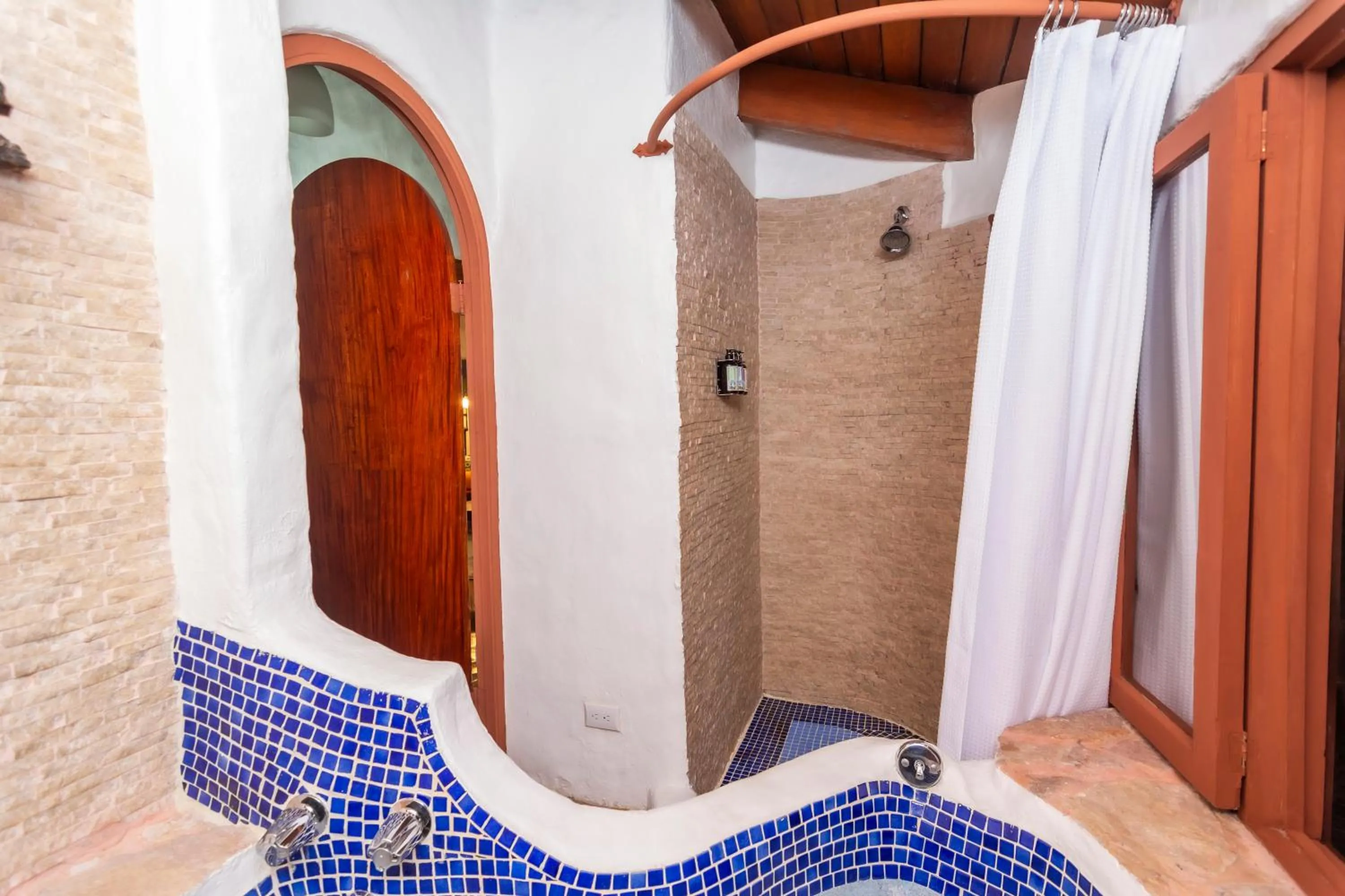 Shower in Finca Rosa Blanca Coffee Farm and Inn