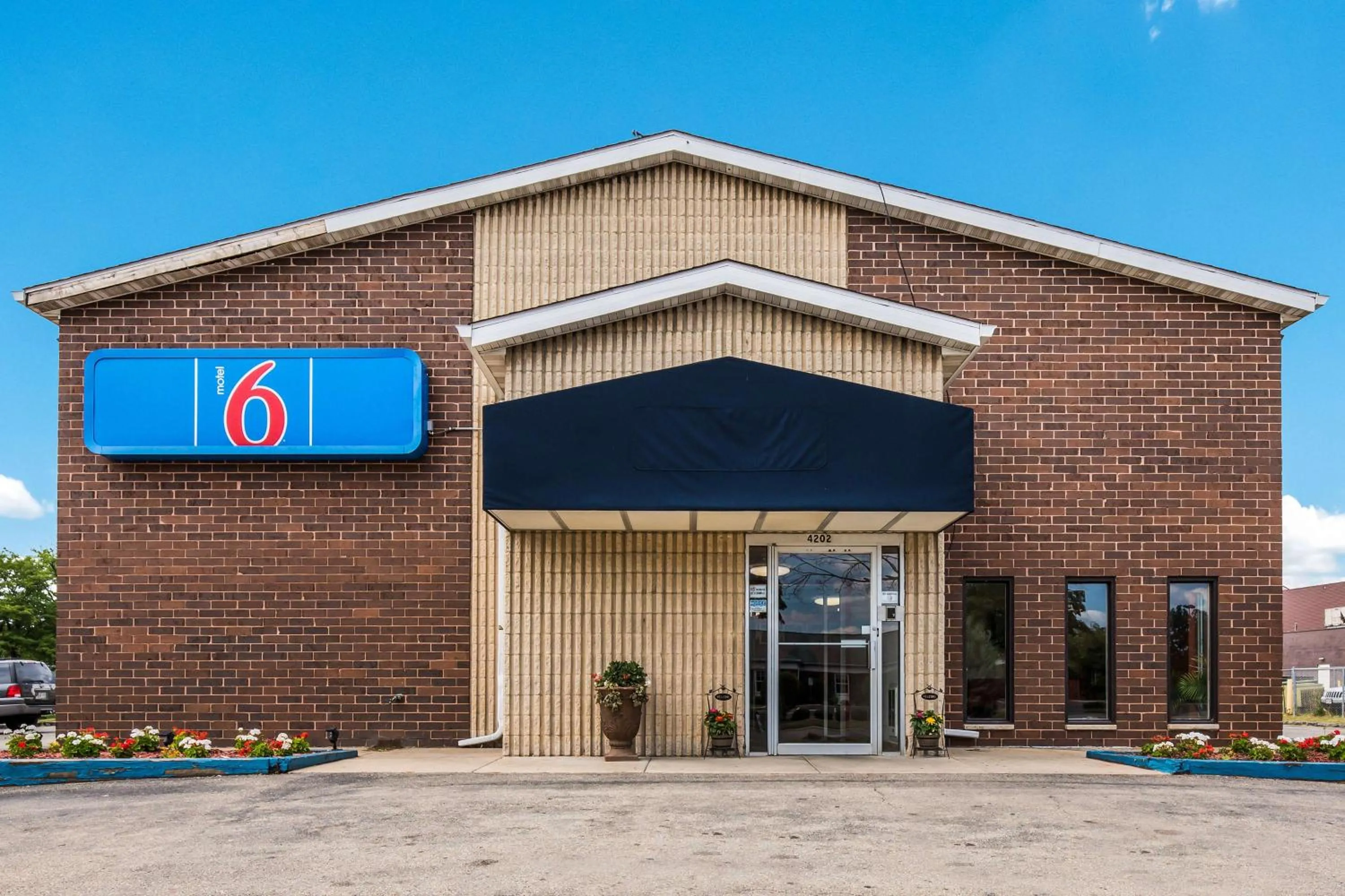 Property building in Motel 6-Madison, WI - East