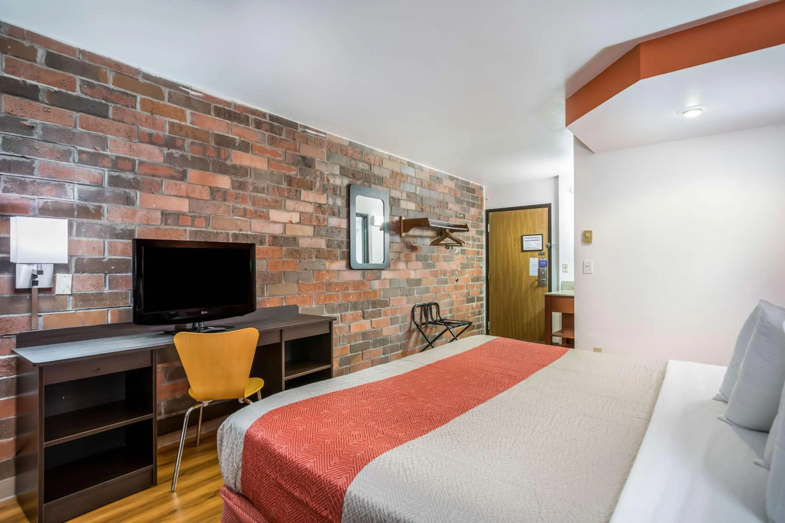 Bedroom, Bed in Motel 6-Madison, WI - East