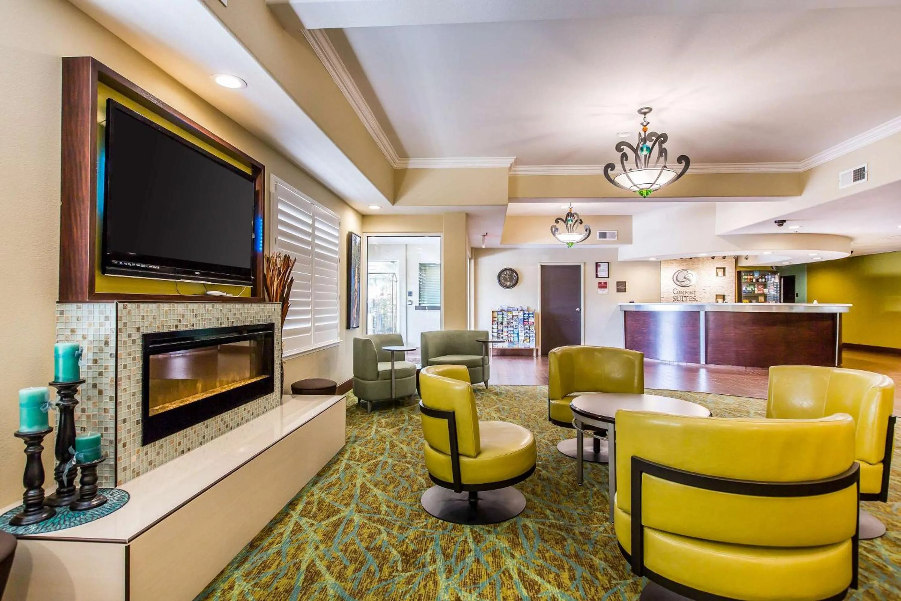Lobby or reception in Comfort Suites Fresno River Park