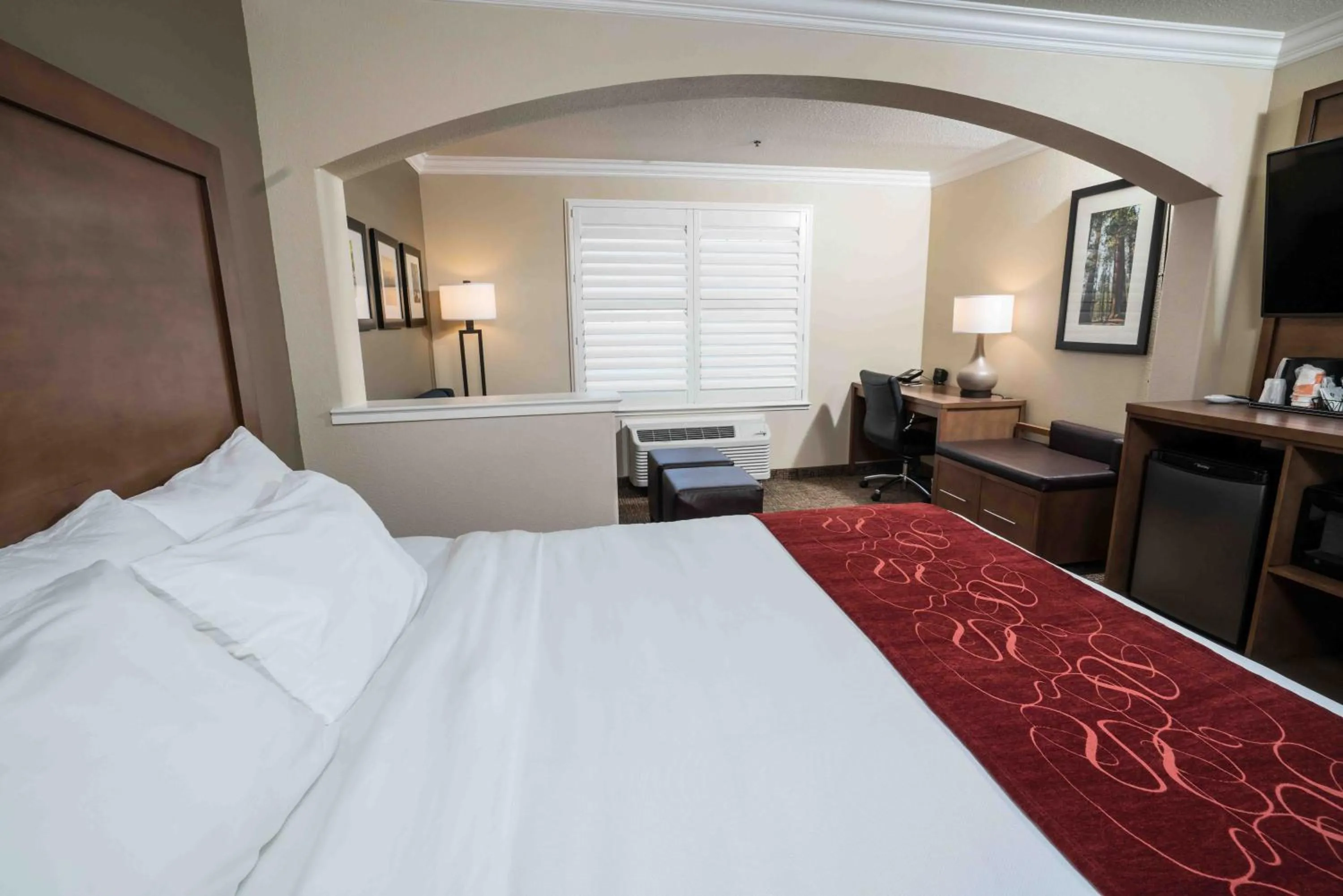 Photo of the whole room, Bed in Comfort Suites Fresno River Park