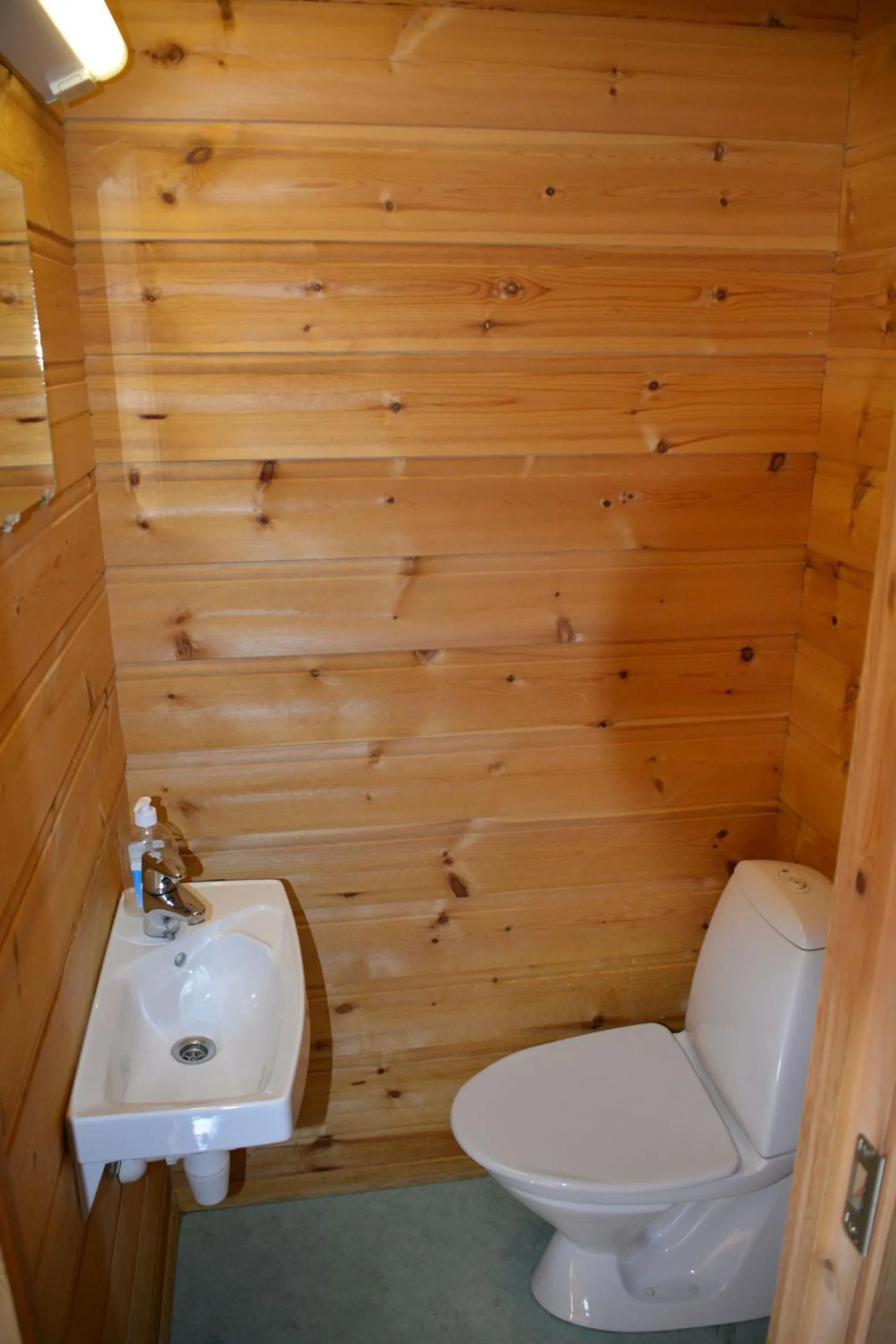 Toilet in Langenuen Motel & Camping