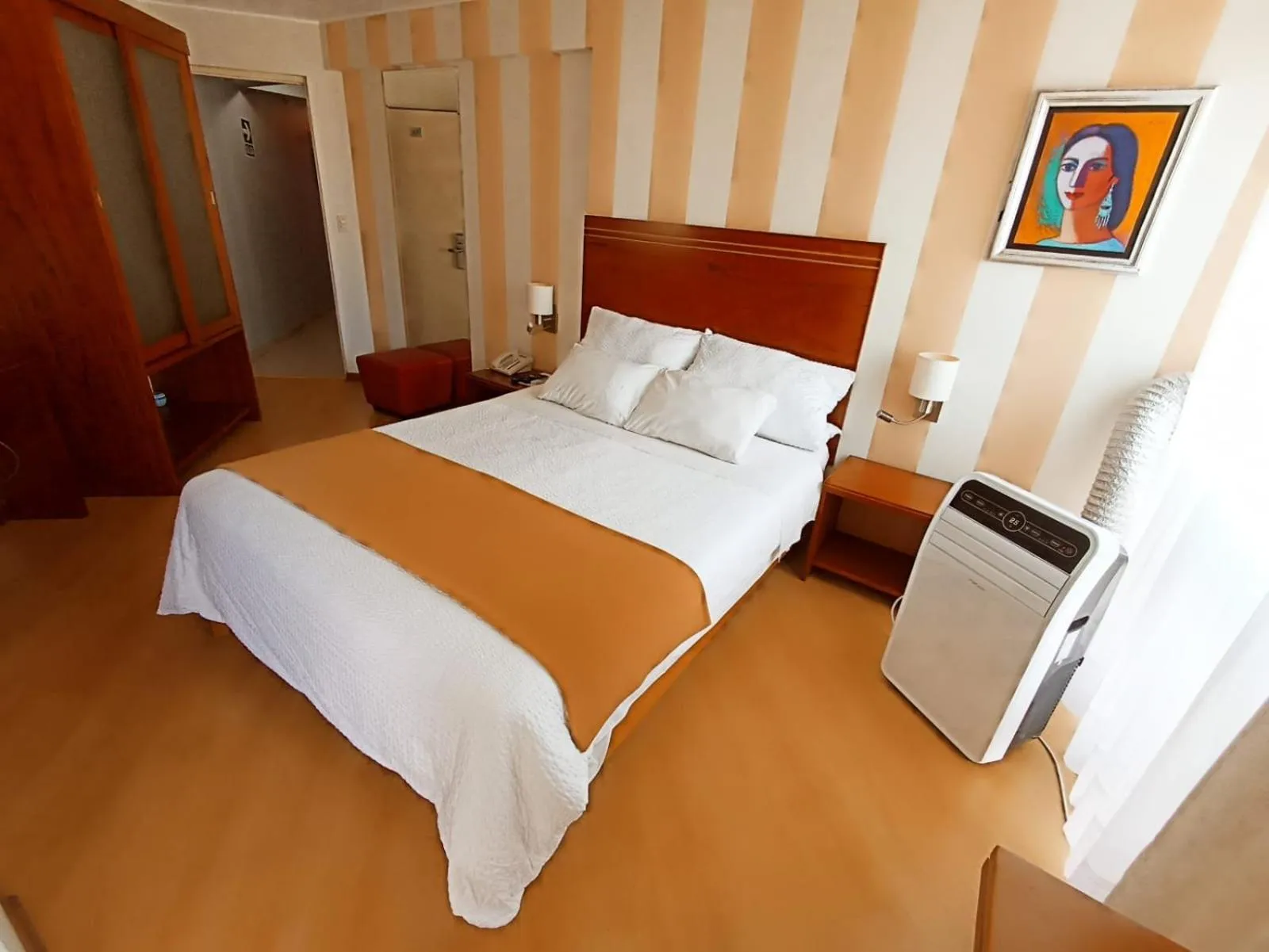 air conditioner, Bed in Hotel Boutique Runcu Miraflores