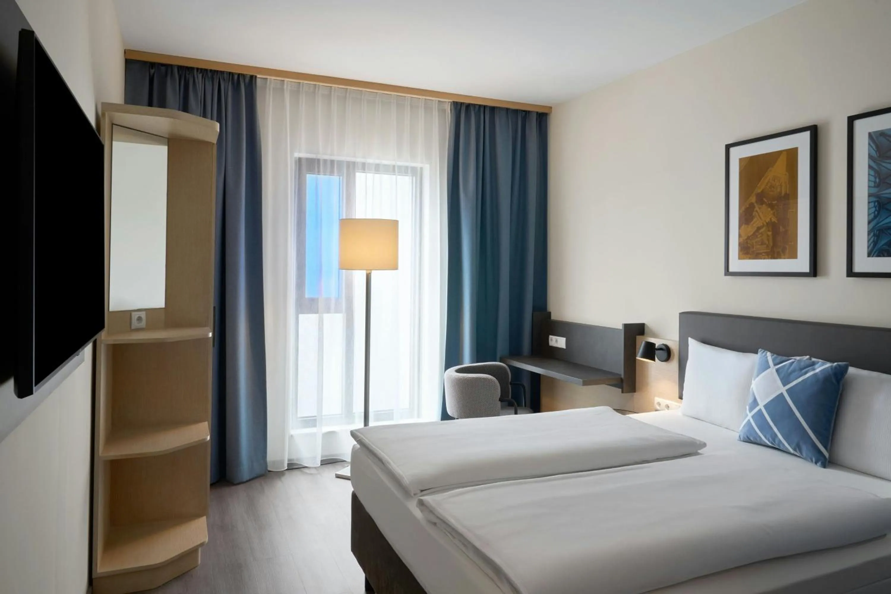 Photo of the whole room, Bed in Four Points Flex by Sheraton Koblenz
