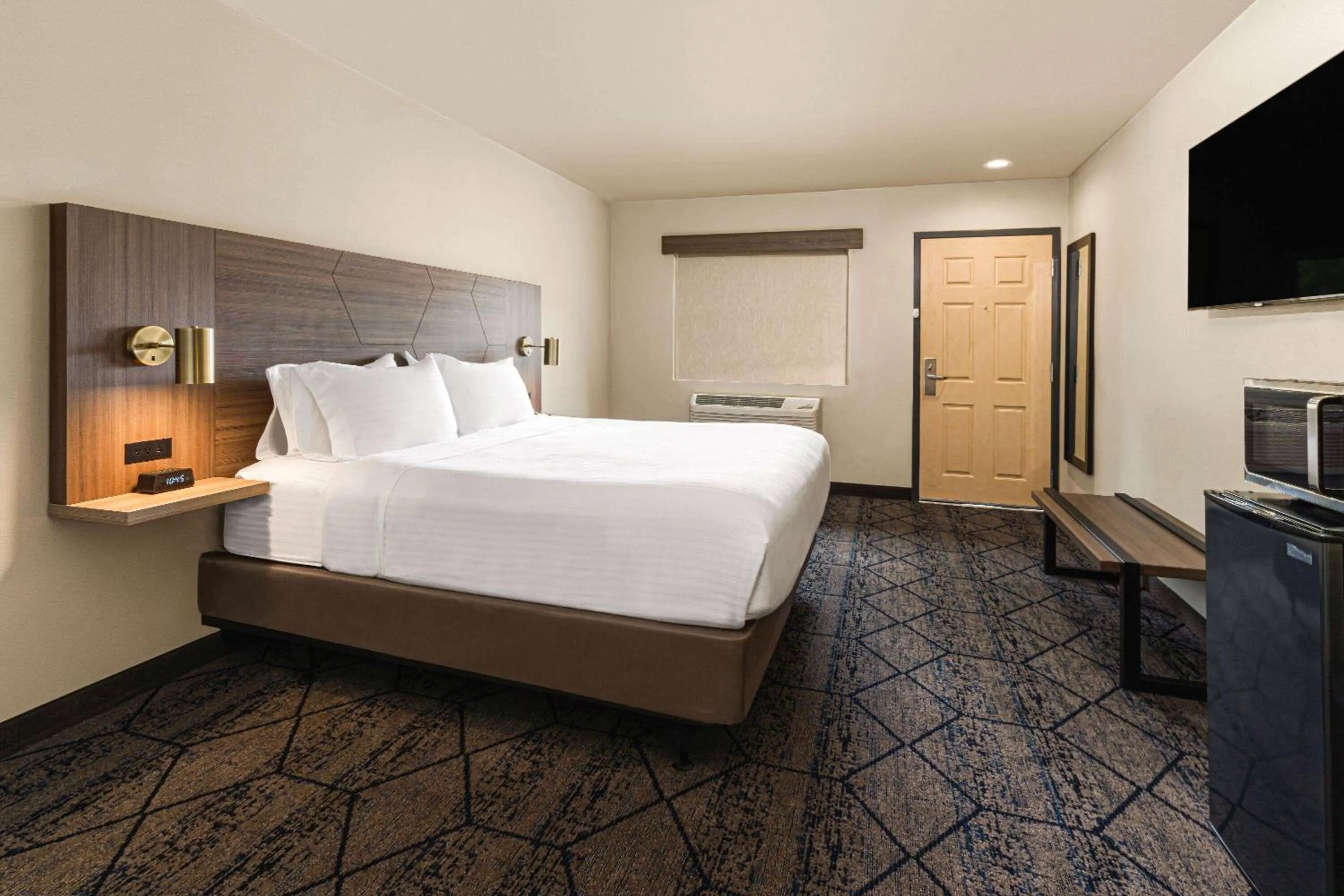 Photo of the whole room, Bed in Ramada by Wyndham Modesto Yosemite Area