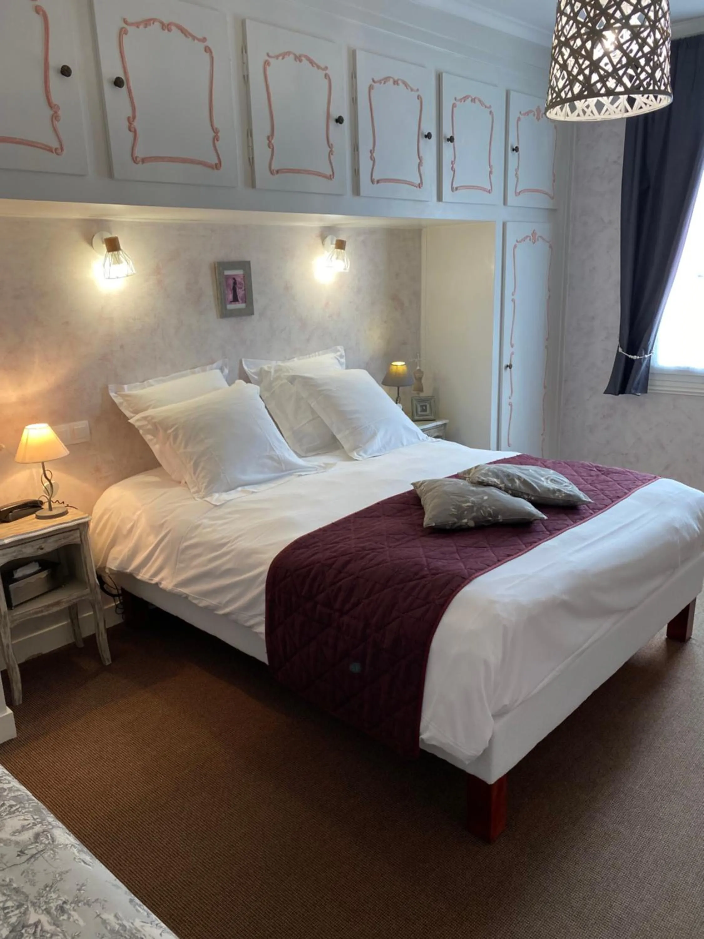 Bed in Logis Hôtel Auberge De L'ecole