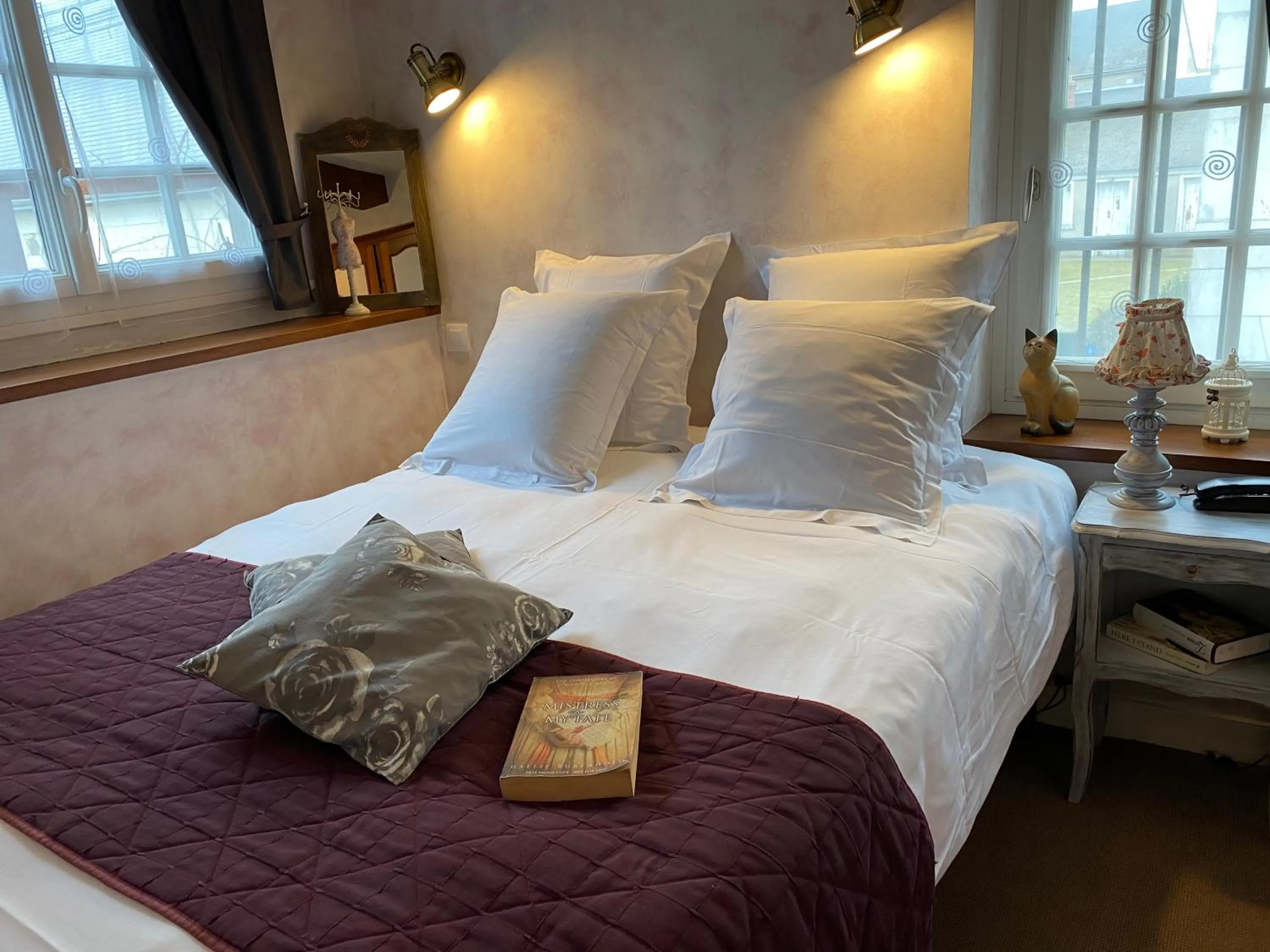 Bed in Logis Hôtel Auberge De L'ecole