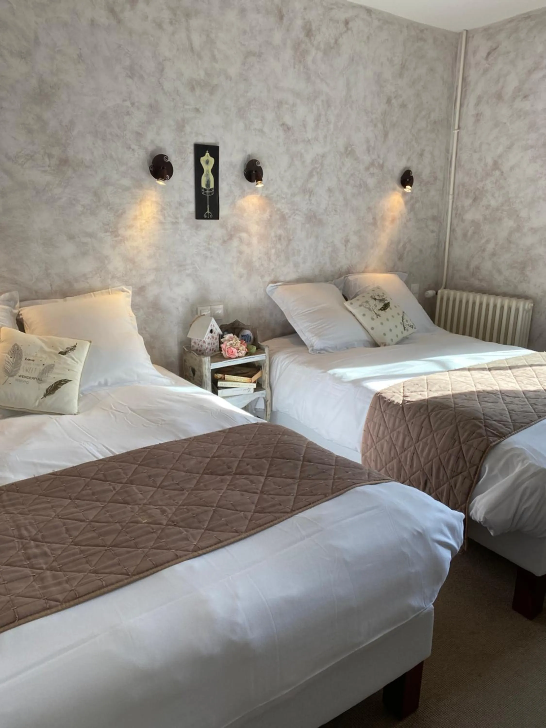 Bed in Logis Hôtel Auberge De L'ecole