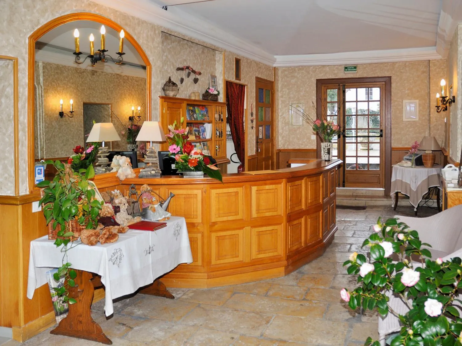 Lobby or reception in Logis Hôtel Auberge De L'ecole