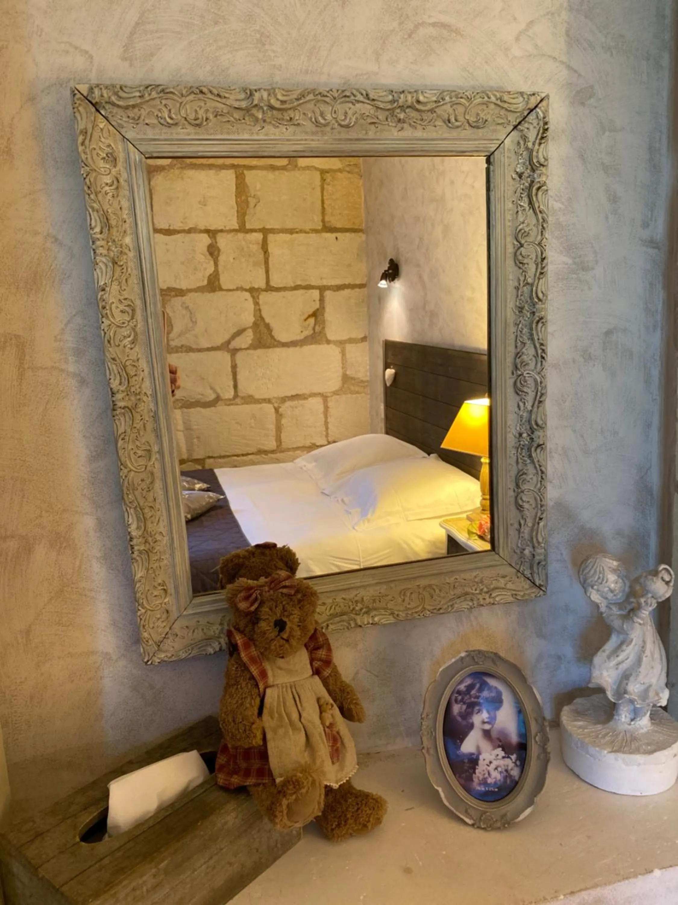 Bed in Logis Hôtel Auberge De L'ecole