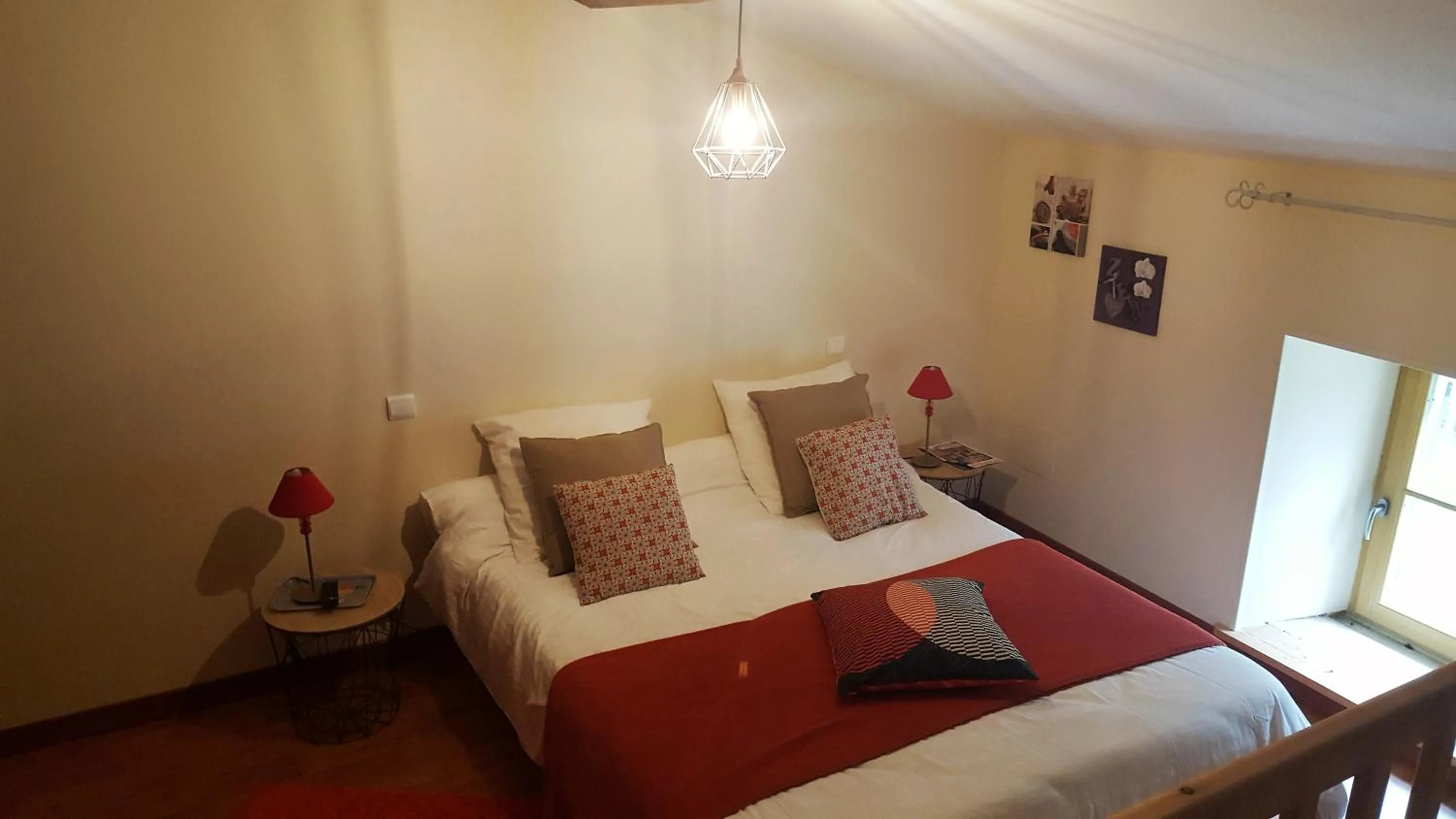 Photo of the whole room, Bed in Clos des Morillons