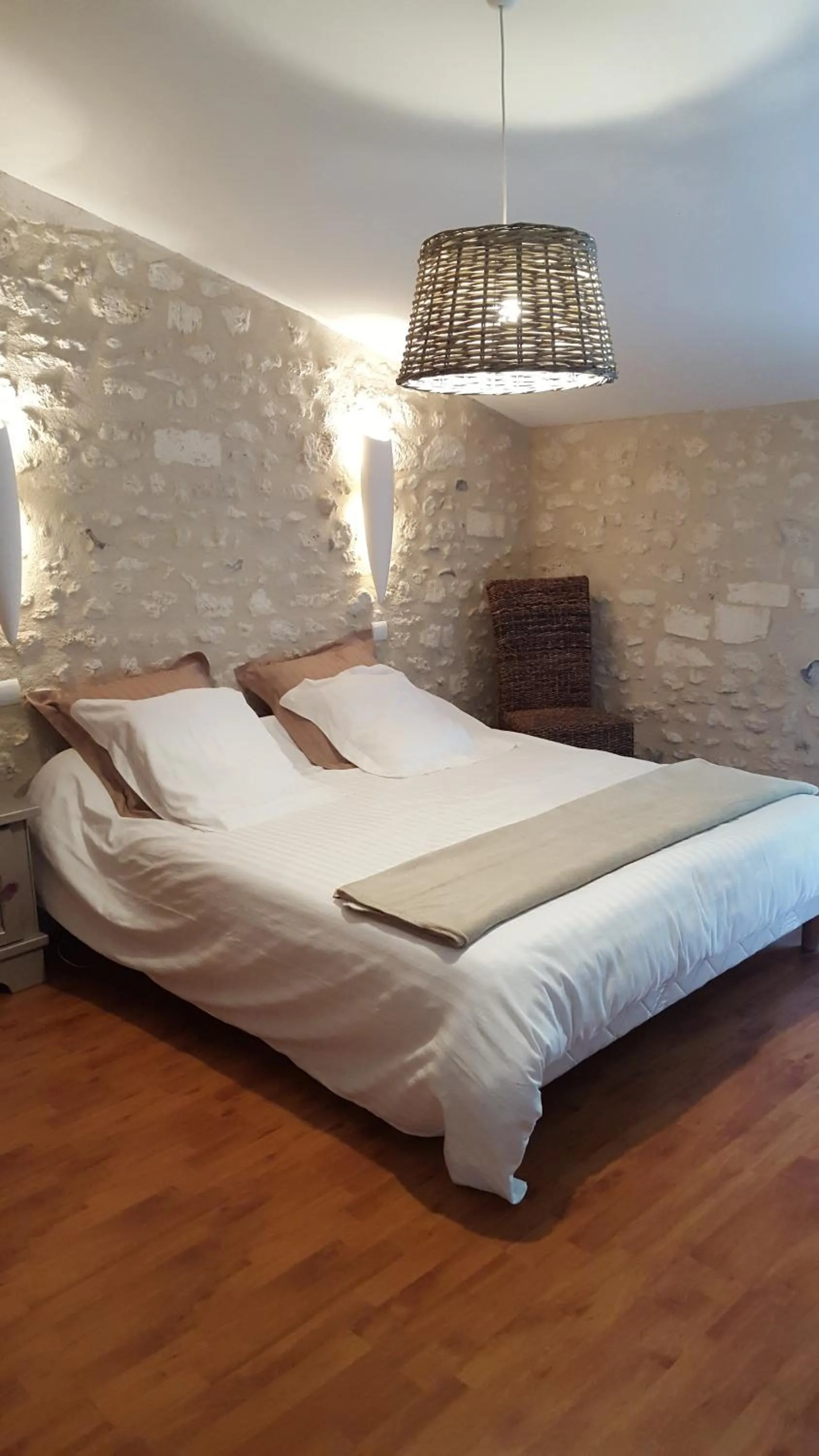 Photo of the whole room, Bed in Clos des Morillons