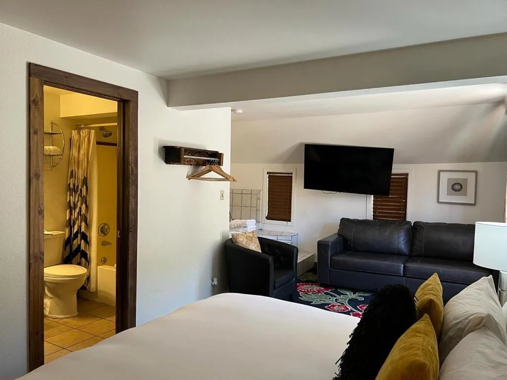 Bed in Green Mountain Falls Lodge