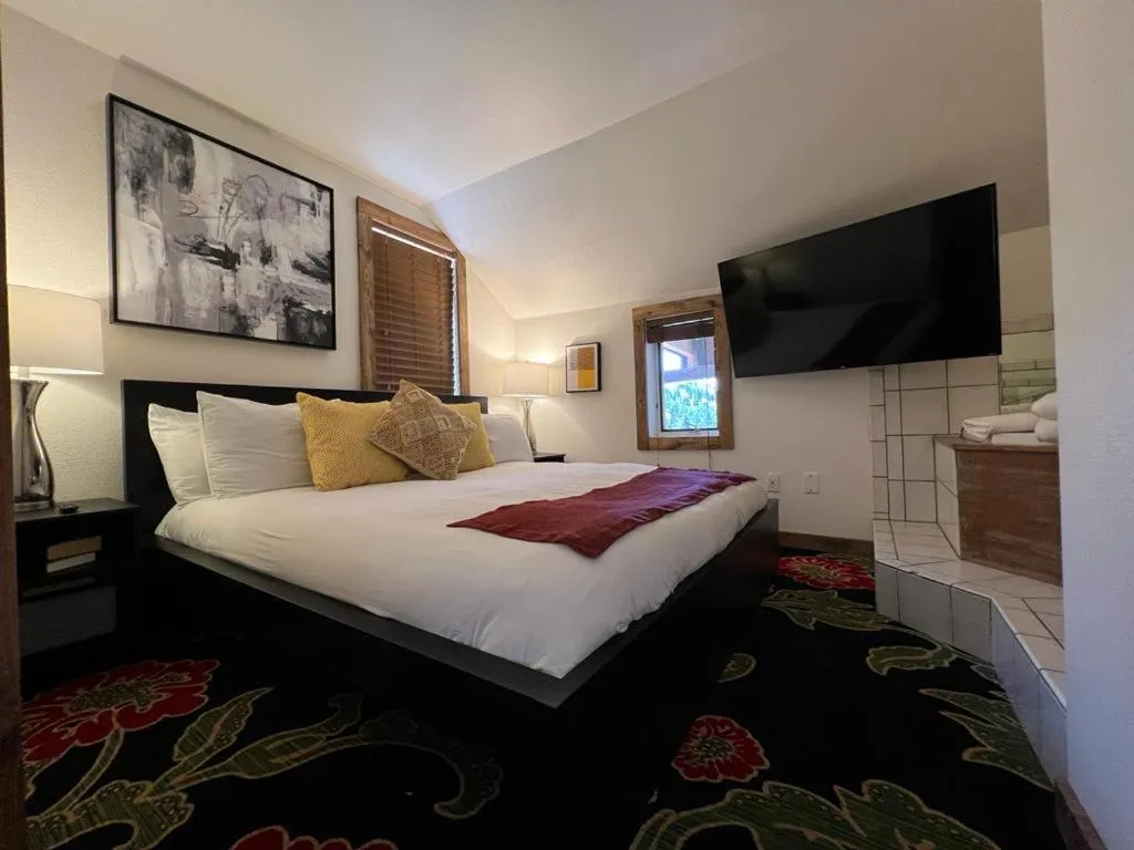 Bed in Green Mountain Falls Lodge