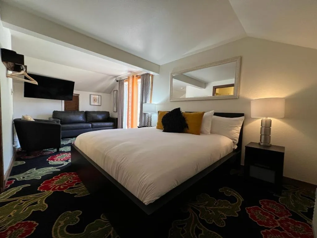 Bed in Green Mountain Falls Lodge