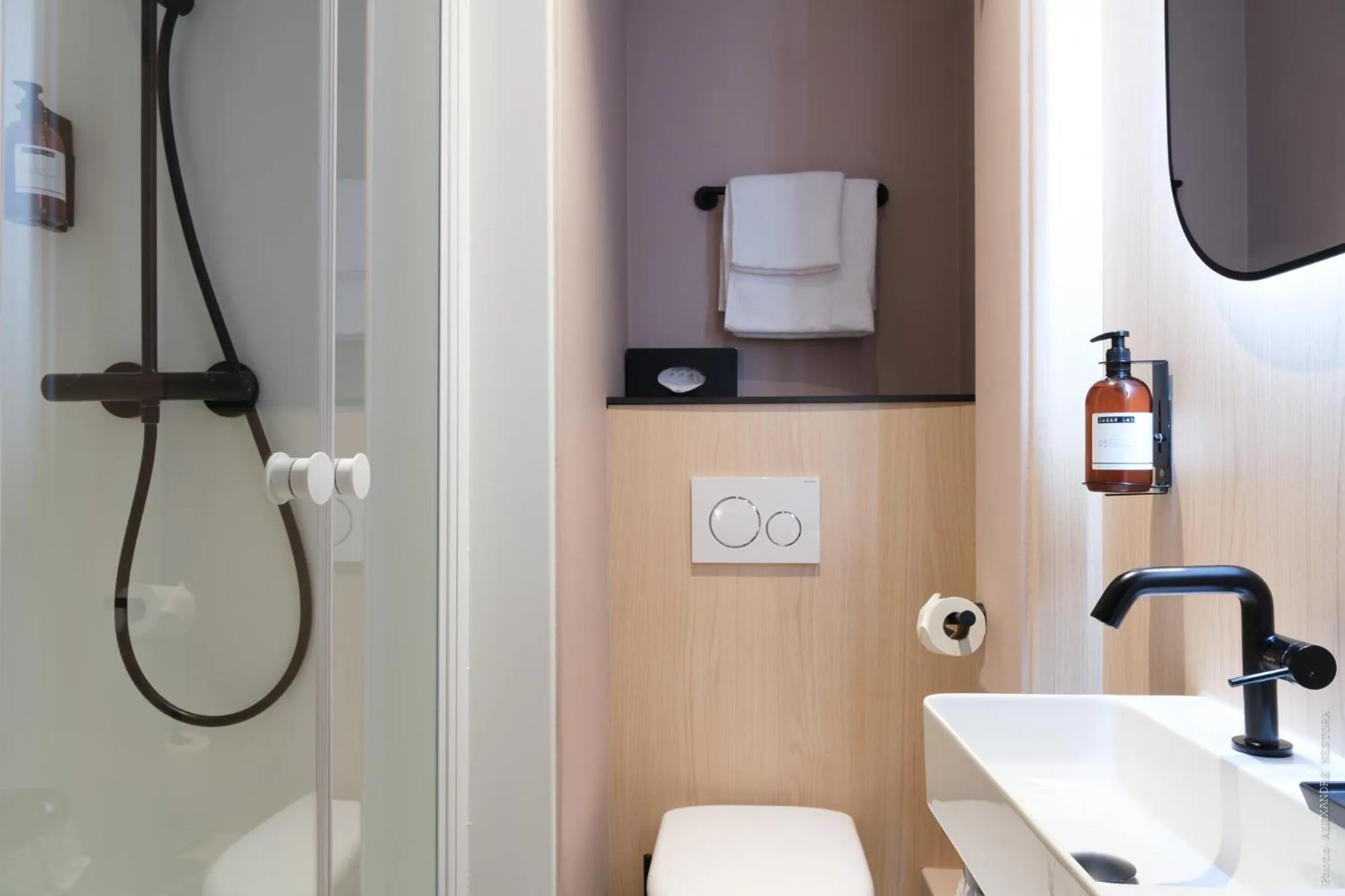 Shower in A l'Hôtel Des Roys