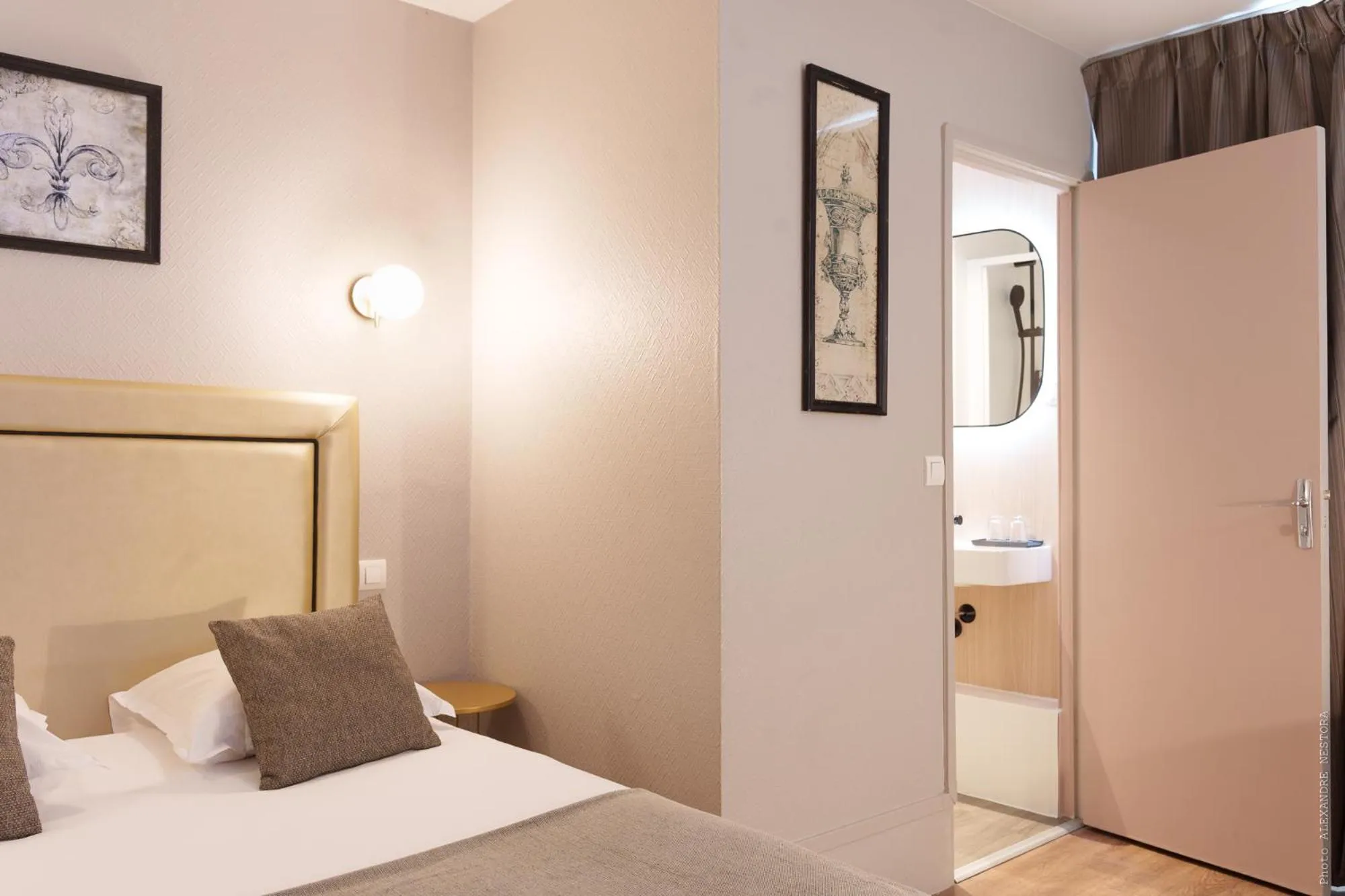 Bathroom, Bed in A l'Hôtel Des Roys