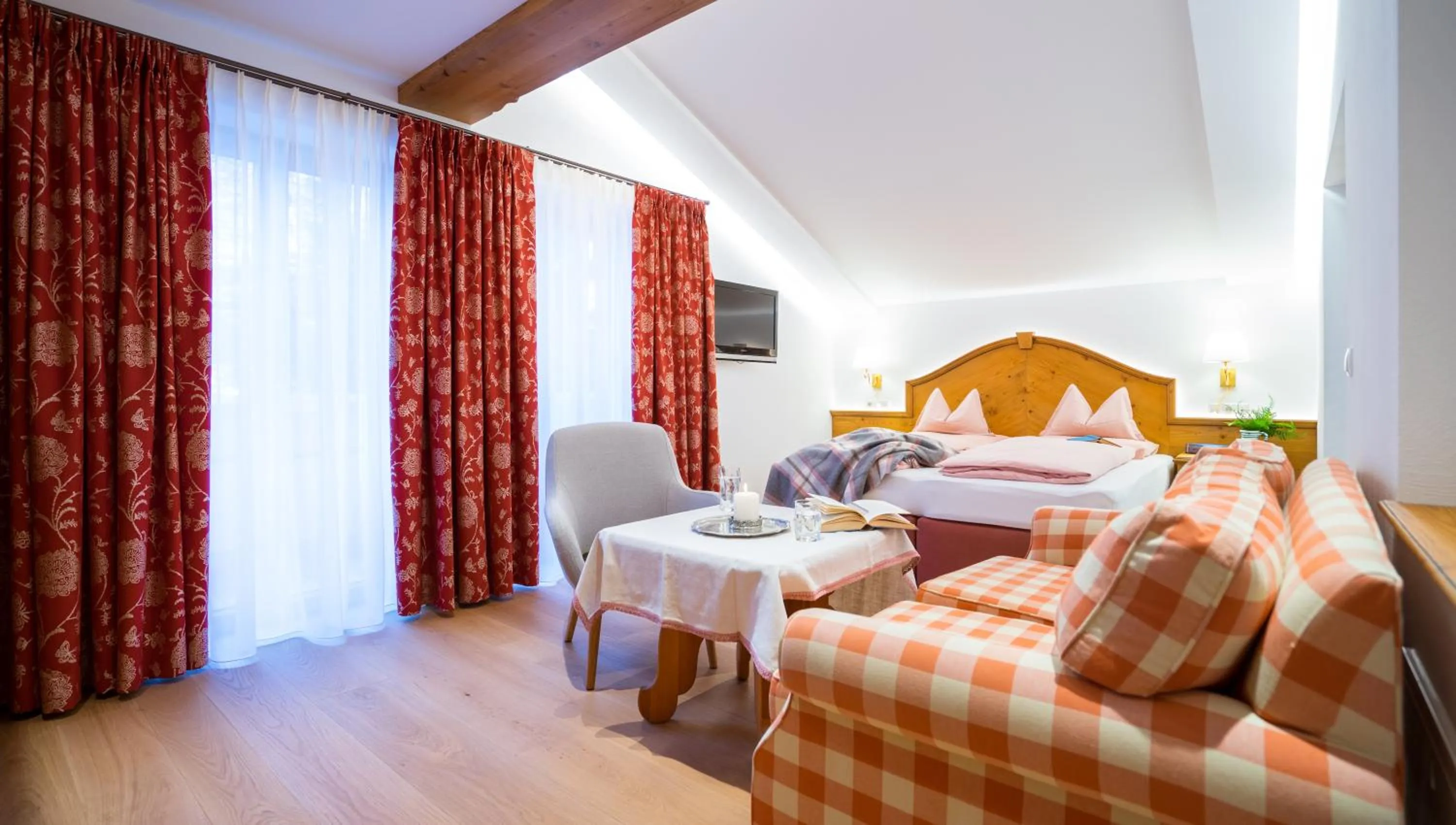 Bed in Hotel Lech & Residenz Chesa Rosa