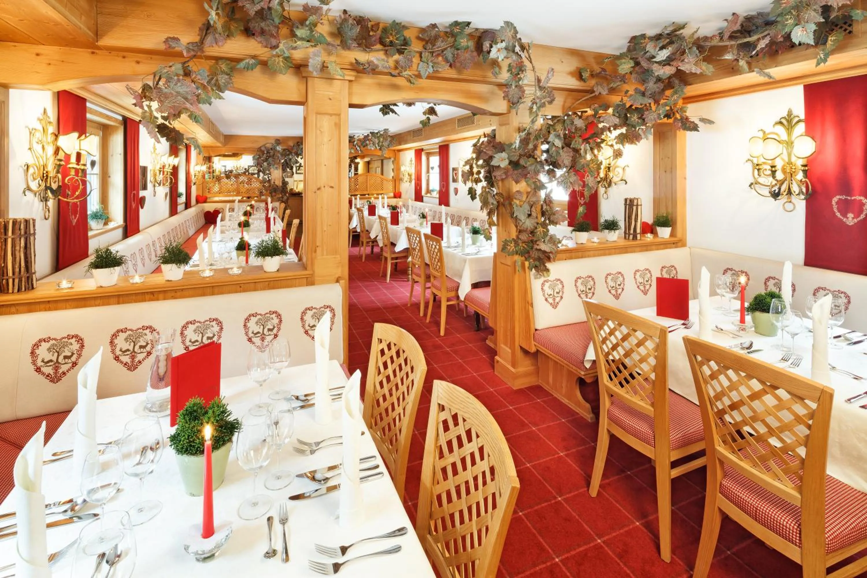 Restaurant/places to eat in Hotel Lech & Residenz Chesa Rosa