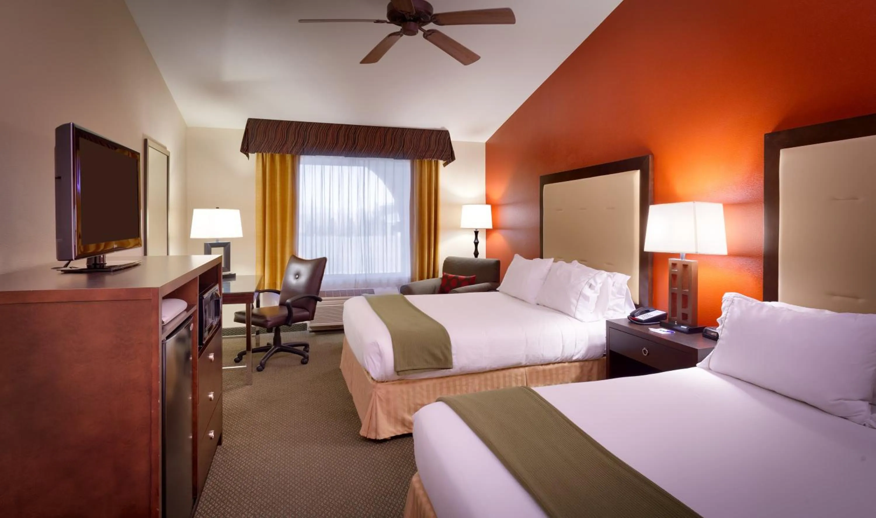 Photo of the whole room, Bed in Holiday Inn Express & Suites Mesquite Nevada, an IHG Hotel