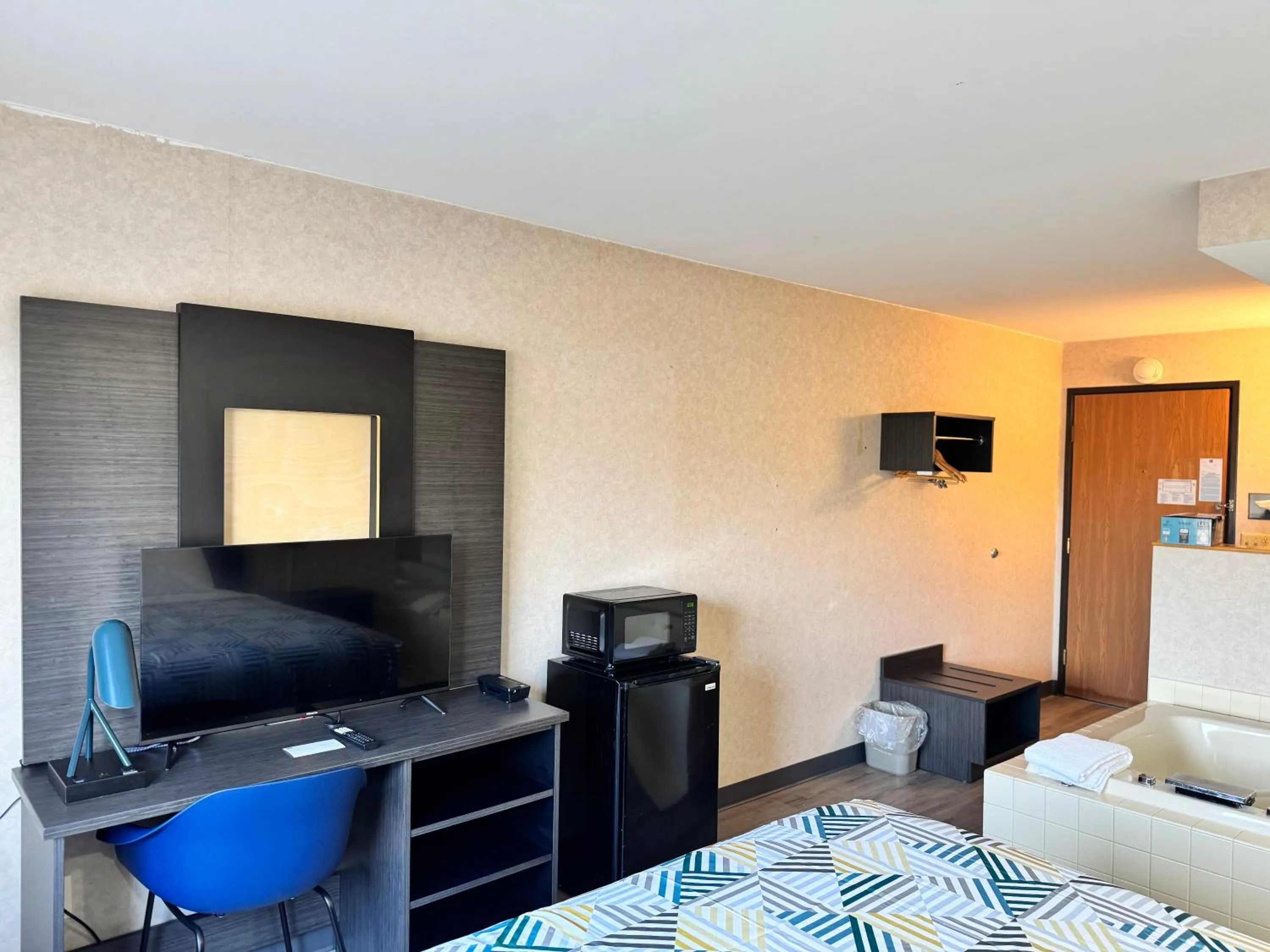 Bedroom, Bed in Motel 6-Eau Claire, WI